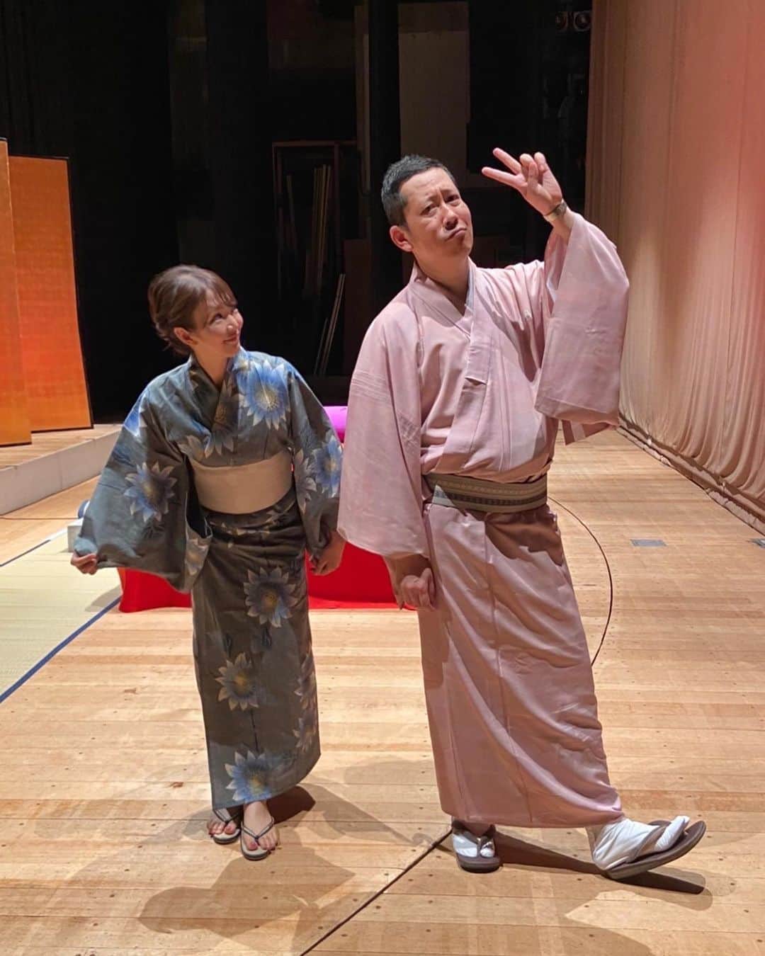 内山絵里加のインスタグラム：「・ ・ 林家木久扇・木久蔵 親子落語会👘 舞台裏にて𓂃 𓈒𓏸◌‬ ・ 木久蔵さんと出会って知った 楽しい落語の世界。 "落語が初めて！"という たくさんのリスナーさんが来てくださって とても嬉しかったです👱🏻‍♀️ もっともっとたくさんの方に 落語のたのしさを知っていただけるよう 水曜ふくわうち、がんばります！ ・ #林家木久扇さん #林家木久蔵さん #桂宮治さん #林家ひろ木さん #林家木りんさん ありがとうございました❤︎ ・ がんばった木久蔵さんは 今週なつやすみ🐚 来週からふくわうち復活です𓂃 𓈒𓏸◌‬ ・ #静岡 #落語 #夏の思い出」