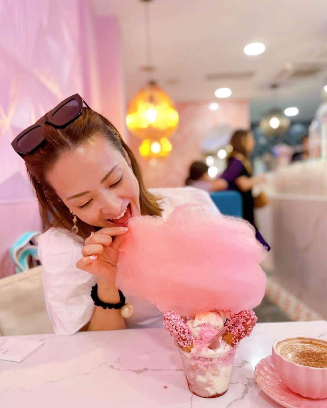畑田亜希のインスタグラム：「綿飴、ドーナツ、アイスのなかなかハードな甘さ🍨🍭🍬  間違えて同じ味２個来たけど、ピンクで可愛いからいいか😅  旅行中はカロリーの事は気にしない〜  帰りの空もピンクで綺麗だった🥹ほんのりハート雲💓  #2022 #unaitedkingdom #london #sweets #ハートくも #summerholiday」
