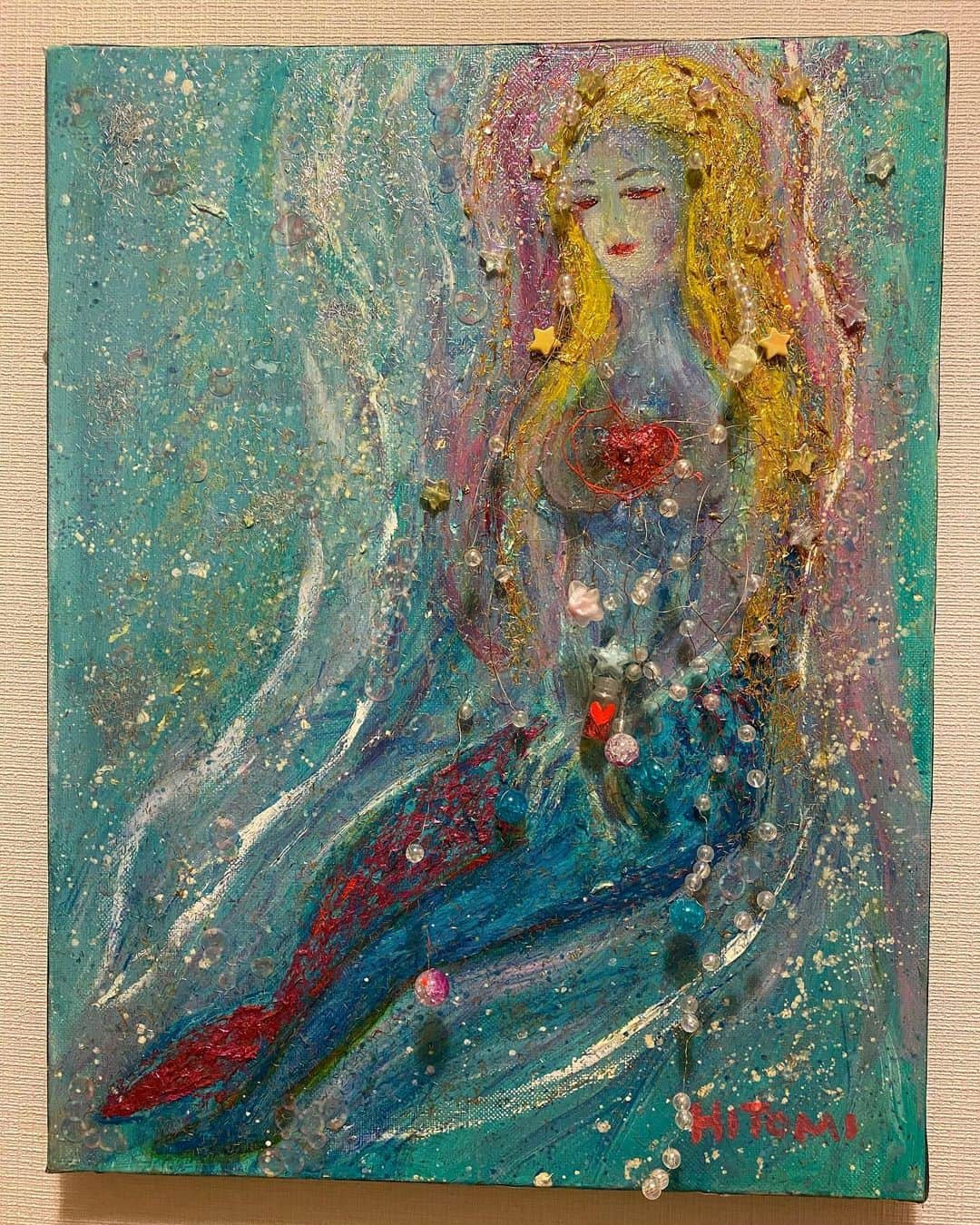 片山瞳のインスタグラム：「私が描いた絵が美術年鑑社の新美術新聞に掲載されました❤️ とっても嬉しい！ 色を重ねていくと、日々も彩りを増すみたい。 ついつい、キラキラに、もっともっとキラキラに！で、ついつい飛び出す絵になってしまいました。  「恋する人魚姫」  "Mermaid in Love"  My painting was published in the Art Annual newspaper❤️ I'm soooo happy❣️ As the colors are layered, the days seem to become more colorful. Sparkle, sparkle more and more! So, it ended up being the painting that popped out.  Hope you have many more colorful days🎨✨  #キュビズムのつもり #2次元に3次元と4次元を表現したつもり #空間堂賞 #東京湘南絵画会 #美術年鑑社 #新美術新聞  #油絵 #人魚姫 #絵 #絵画  #drawing #painting #marmaid #art #artwork #artworks #絵描きさんと繋がりたい #일러스트 #アートワーク #お絵描き #創作 #アート」