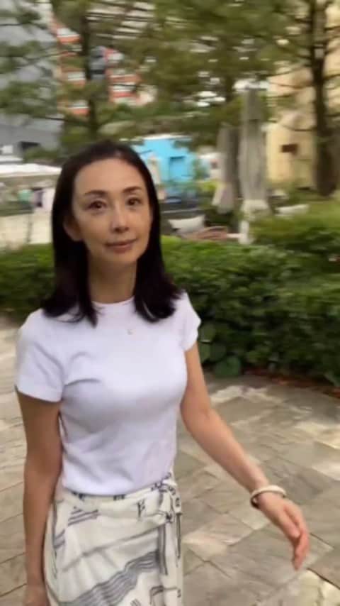 田村翔子のインスタグラム：「今日の六本木ヒルズは夏休みモードで子供たちがいっぱい。 毛利庭園を少しお散歩して帰りました😊  #ライフスタイル#お散歩#寄り道#田村翔子 #summerfashion #summeroutfit #六本木ヒルズ #tokyolife #大人カジュアル#夏コーデ」