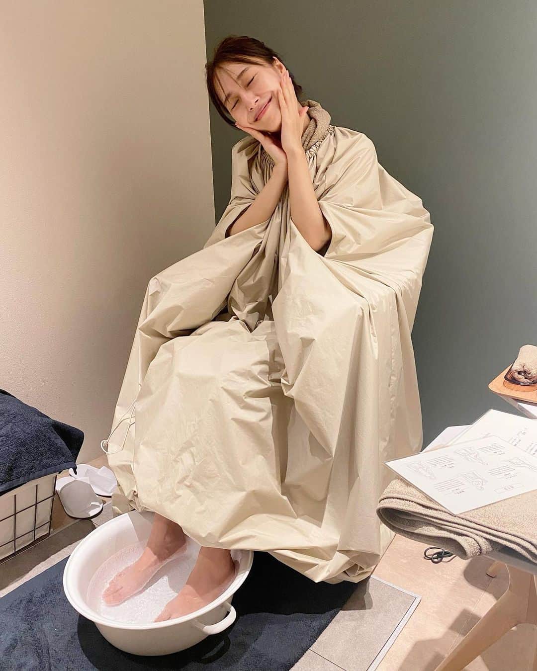 石川理咲子のインスタグラム：「#mushiya #よもぎ蒸し 8月8日に恵比寿にOPENした 　@mushiya_salon へ行ってきました🌿 韓国で人気のよもぎ蒸し。 美容、健康、デトックス、体質改善など 女性には良いことばかりなんですよね🥺✨ 「mushiya」はすべて個室！ よもぎは漢方医さんがオリジナルで ブレンドしたものが9種類用意されていて、 お悩みや目的に合わせて選ぶことが出来ます。 所要時間は約1時間で、 よもぎ茶を飲みながらゆっくりと 過ごす時間は至福でした🥹 汗もたっぷりかいて、身体の内側からぽかぽか☺️ 終わったあとはメイクルームにある  @fujiko_brand や　@bidol_official のコスメで メイク直しも出来ますよ🙆‍♀️」