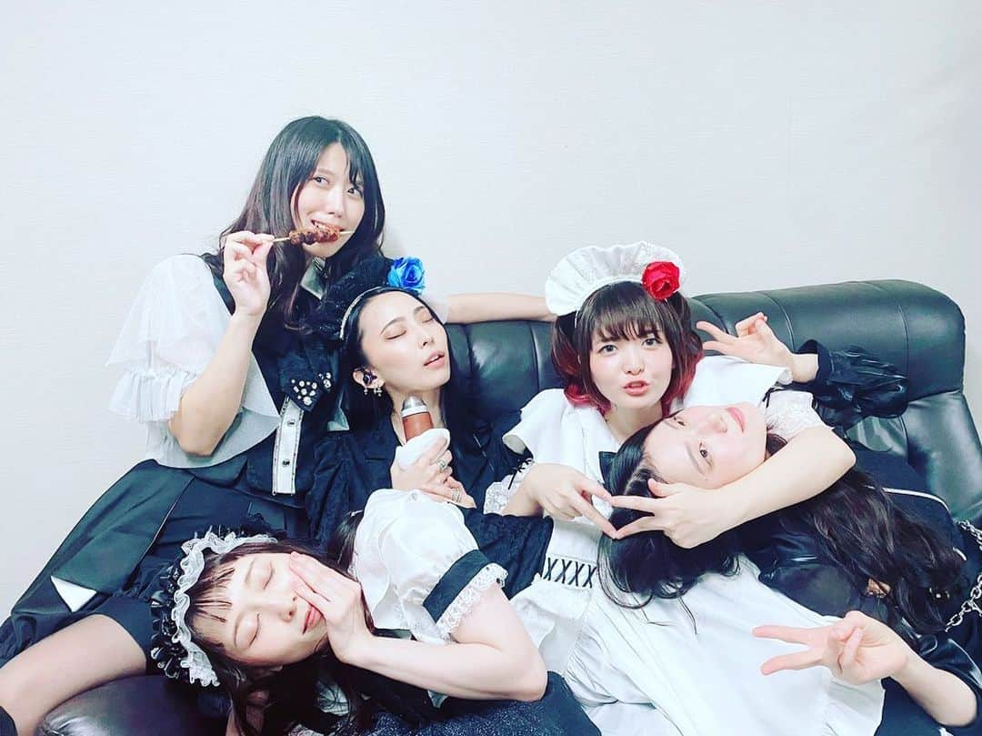 遠乃歌波のインスタグラム：「本日は BAND-MAID PRE US OKYUJI in JAPAN 愛知DIAMOND HALLお給仕へご帰宅いただきありがとうございました💞  今日もとっても楽しい一日になりました(*´꒳`*)✨  大阪とセットリストが違うんですが、個人的には3セクション目がとっても大変疲れる曲達が続きまして…!!笑 大変でした！！🤣w うむ！修行修行！！でもそれが楽しいのです♫  お久しぶりに愛知に帰れて嬉しかったです💕 またお会いしましょう(｀･ω･´)ﾉ✨✨  #bandmaid #japaneserock  #prs」