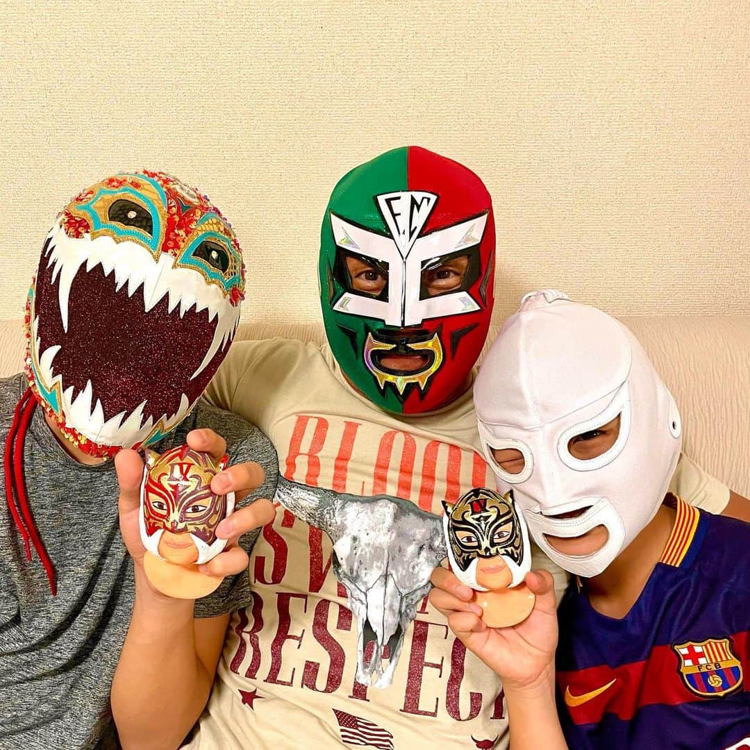 タイガーマスクさんのインスタグラム写真 - (タイガーマスクInstagram)「TITAN選手、ENFERMERO Jr選手からマスクを貰いました😊 自分のは今回のプロモーター、クリスティアンさんから戴いたExpo Museo Lucha Libreのマスクと、何と自分の壁掛けの飾り物❗️ チビ虎s'は大喜び。 本当に皆さん有難うございました😊 #タイガーマスク #tigermask #njpw #titan #enfermerojr @expomuseoluchalibre #メキシコ」8月25日 23時13分 - tigermask.njpw_official