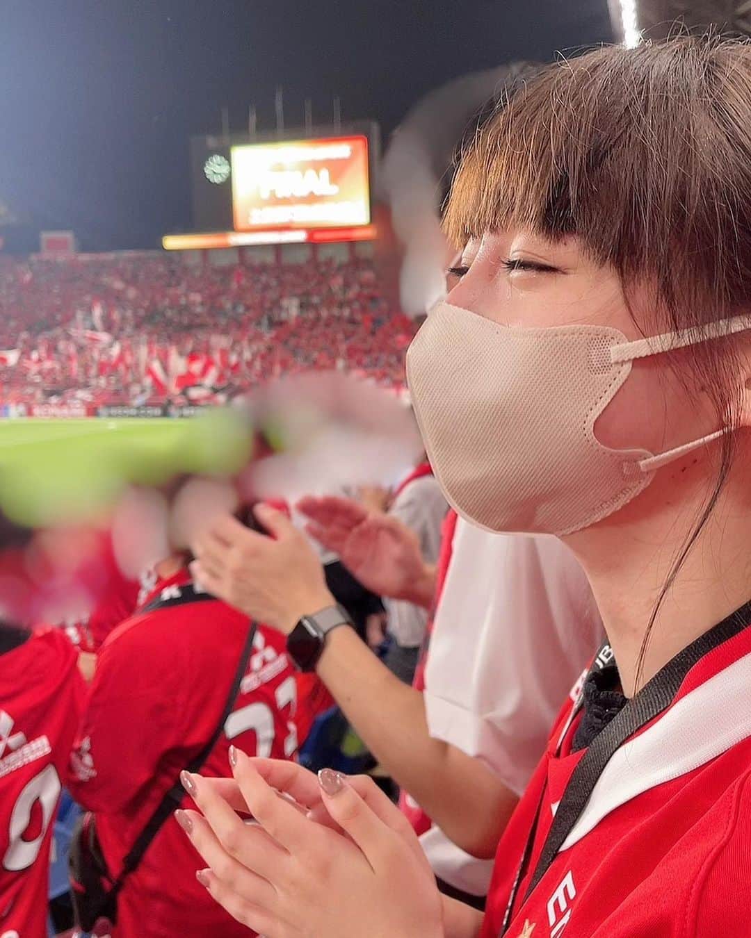 荻野由佳のインスタグラム：「スポーツ観戦で涙を流したのは、 初めてでした 観戦に行き始めてから 私の人生に彩りがつきました😭 浦和レッズ決勝進出おめでとうございます😭😭 今日の試合をみれたことは、 私のこれからの誇りになります😭  #urawareds」