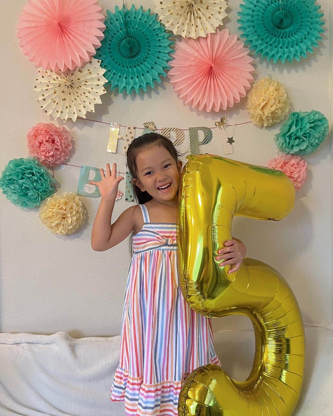 のインスタグラム：「. Happy Birthday ENNA🌈✨ ついに5歳！エンナは素敵なところが沢山あって、 あなたを誇りに思う🫶🏽いつも助けてくれてありがと💖 (まだ赤ちゃんでいてくれていいのよ🥲？) 5歳も目一杯楽しんでいこう❤️ #happy5thbirthday」