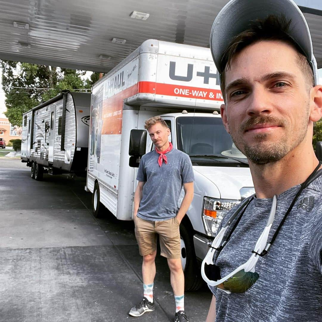 バーレット・フォアのインスタグラム：「“Hey, we saw you across the freeway and liked your vibe.” 😏 😏   Burning Man 2022. Early crew comin atcha.  We’ll be the first ones on Playa from our camp, so our 15 foot U-Haul is packed to the gills with gear for 45 people at @campfruitpop . Behind that? The 34 ft trailer we rented cuz we bougie 💅🏽. We named her Olivia, after the recently departed Queen of Xanadu herself, Miss Newton-John. 🪩   (Special thnx to @natearcanum )」