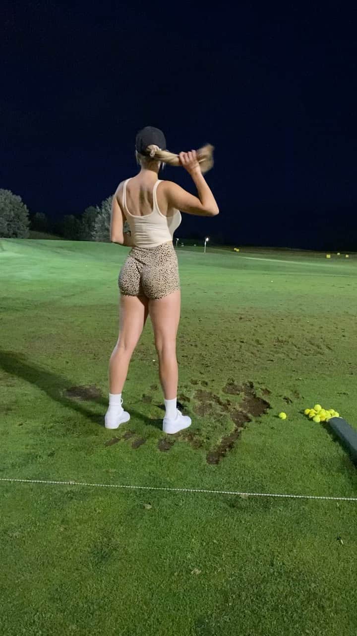 ペイジ・スピラナックのインスタグラム：「Haven’t posted a swing video in a while but your girl still got it😏」