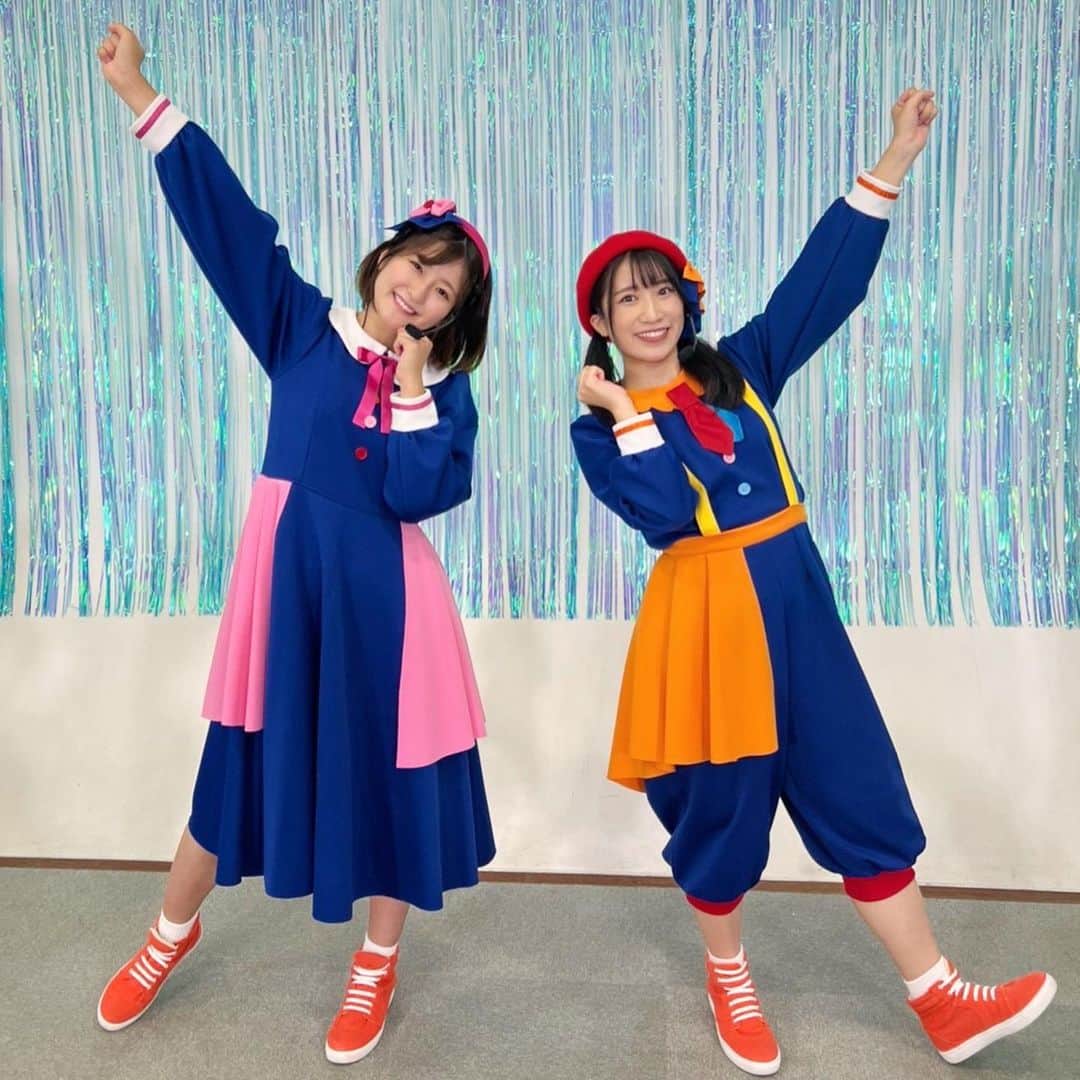 加藤一華のインスタグラム：「. 🎤生配信LIVE🎤  『親子で楽しむ！ 真夏の涼しいおうちライブ★』 見てくれましたか？🐬🫧  久しぶりのライブ緊張した🫠🫠  この日を楽しみに… ステージもとびきり可愛くしてもらって、 セットリストは自分たちで考えたよ🍱🍛🍝  みんなとの質問トークも 楽しかったなぁ〜〜！☺️🌼  おにぎりの具トーク、 アボカドトークがお気に入り🤣🍙🥑笑  なんとアーカイブも残っているので 何度も楽しめます😆🌻 ぜひ涼しいおうちで見てください🌈  ボンボンアカデミーか すく♪いくのYouTubeチャンネルを チェックしてね🙌  そしてボンボンアカデミーのデジタルアルバム 童謡・手遊び人気曲ベスト①が配信スタート❣️  各種音楽配信サービスで ボンボンアカデミーの曲がDLできます🤗 たくさん聴いてね〜〜♪  「初」MCをしてくれた ✨きのしたももかちゃん✨ @momoka_thetree  か、かわいい、、、、、🥰 いちなるのこと知ってて下さってて感激でした🥹 透き通るような美声とはこの事、、😳🤍  明るくハッピーなMC🎤 ありがとうございました✨  #ボンボンアカデミー #いちなる #キングレコード #すくいく #コンサート #童謡」