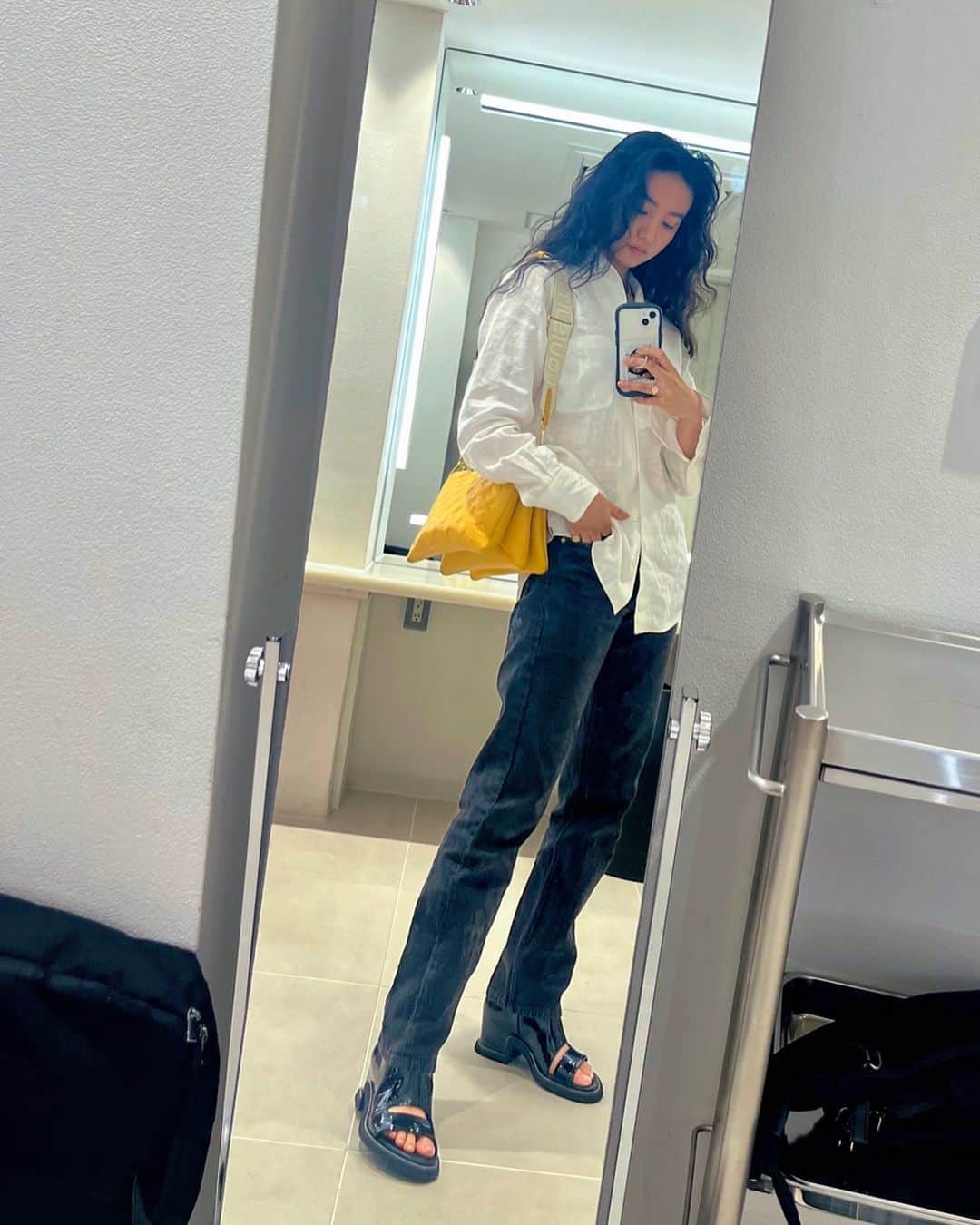 のインスタグラム：「今日のルック💕  今日は@voguejapan で　@loropianaofficial の撮影をしました🥰 thank you to the wonderful team ❤️  Shirt @loropianaofficial  Bag and shoes @louisvuitton」