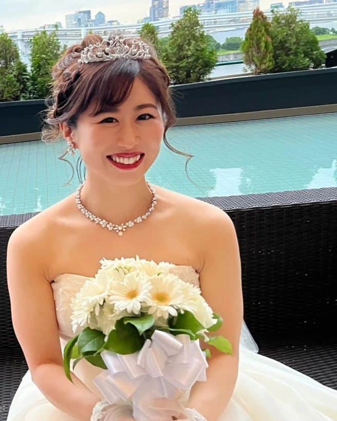 藤本つかさのインスタグラム：「3月15日に結婚して、昨日無事結婚式を挙げることができました！  やっと本物のウェディングドレスを着ることができたー!!  コロナ禍のため、少人数で行いましたが、父親の夢であるバージンロードを一緒に歩くこともでき、とても幸せな時間でした。  ありがとうございました！  #happy #summer #wedding #結婚式  #週プロ」