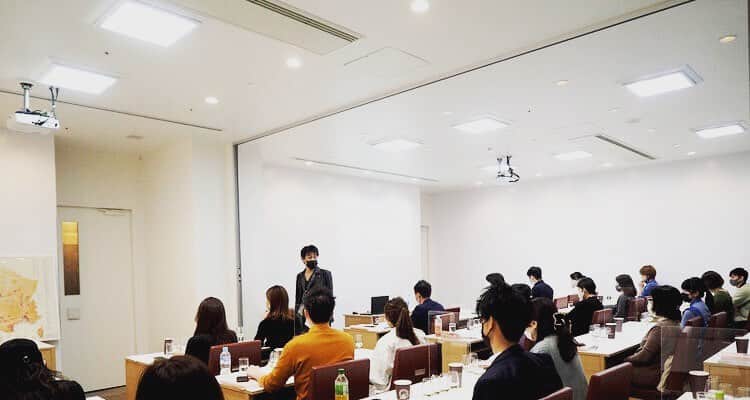 アカデミー・デュ・ヴァン Academie du Vinのインスタグラム：「まだ、お申し込み 間に合います。 9月1日より ソムリエ論述対策 配信始まります。 お申し込みお早めに！！  2022年度ソムリエ呼称資格認定試験ご受験のみなさま、 論述試験対策は万全でしょうか。  試験対策に定評があり、当校No.1の熱血講師、 藤次先生が担当いたします。 昨年は300名以上お申込みありです！！  かつて「論述試験は救済措置」と言われていましたが、 今は論述試験の出来により、不合格判定となったと想定される事例も見受けられるようになってきました。 論述試験についても、しっかり実力を身に付けていただくため、特別プログラムを2つご用意しました。  プラン1 【通常の論述対策】 ◆9月1日～10月14日までの平日の正午に1日1問の問題配信、 　翌日に模範解答を配信 ◆模範解答を使って各自でセルフチェック。 　ご自身の解答との違いを確認して次の解答に生かしましょう。  受講料：11,000円（税込） 申込み　https://www.adv.gr.jp/curricula/detail/13934  お申込みはプロフィールのリンクから⬇️ @academieduvin.osaka  プラン2 【藤次講師による個別添削プラン】 定員：20名限定 プラス13,200円（税込）で藤次講師より個別で添削していただけるプラン！ ご自身の解答を藤次先生にマイページ上でメッセージで送ります。受講生ひとりひとりの解答を、藤次先生が添削してフィードバックいたします。 どこを直せば良いのか確認し、次の問題に取り組みましょう。 （講師へのメッセージは12～21時の間でお願いしています） 申込み　https://www.adv.gr.jp/curricula/detail/13936  お申込みはプロフィールのリンクから⬇️ @academieduvin.osaka  #academieduvin　#academieduvinosaka #アカデミーデュヴァン #アカデミーデュヴァン大阪 #ワインスクール　 #ソムリエ #ソムリエ試験対策 #ソムリエ試験 #ソムリエ二次試験 #ソムリエ論述」