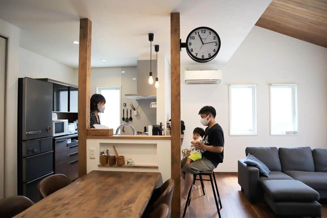 栄建築株式会社のインスタグラム：「🕰 木の温もりを感じるLDK🌻 家族がホッとくつろげる空間🥂 ・ その他の施工例は、 トップページ（@sakae_kenchiku）からホームページへ👆🏼 ・  #マイホーム#マイホーム計画#注文住宅#自由設計#オシャレな家 #リビング#リビングインテリア#ダイニング#キッチン#キッチンインテリア #勾配天井 #勾配天井リビング #新築#木の家#工務店がつくる家#インテリア#home#リビング#リビングインテリア#リビングダイニング#ダイニング#兵庫#赤穂#相生#岡山#兵庫での家づくり#工務店#工務店だからつくれる家#栄建築」