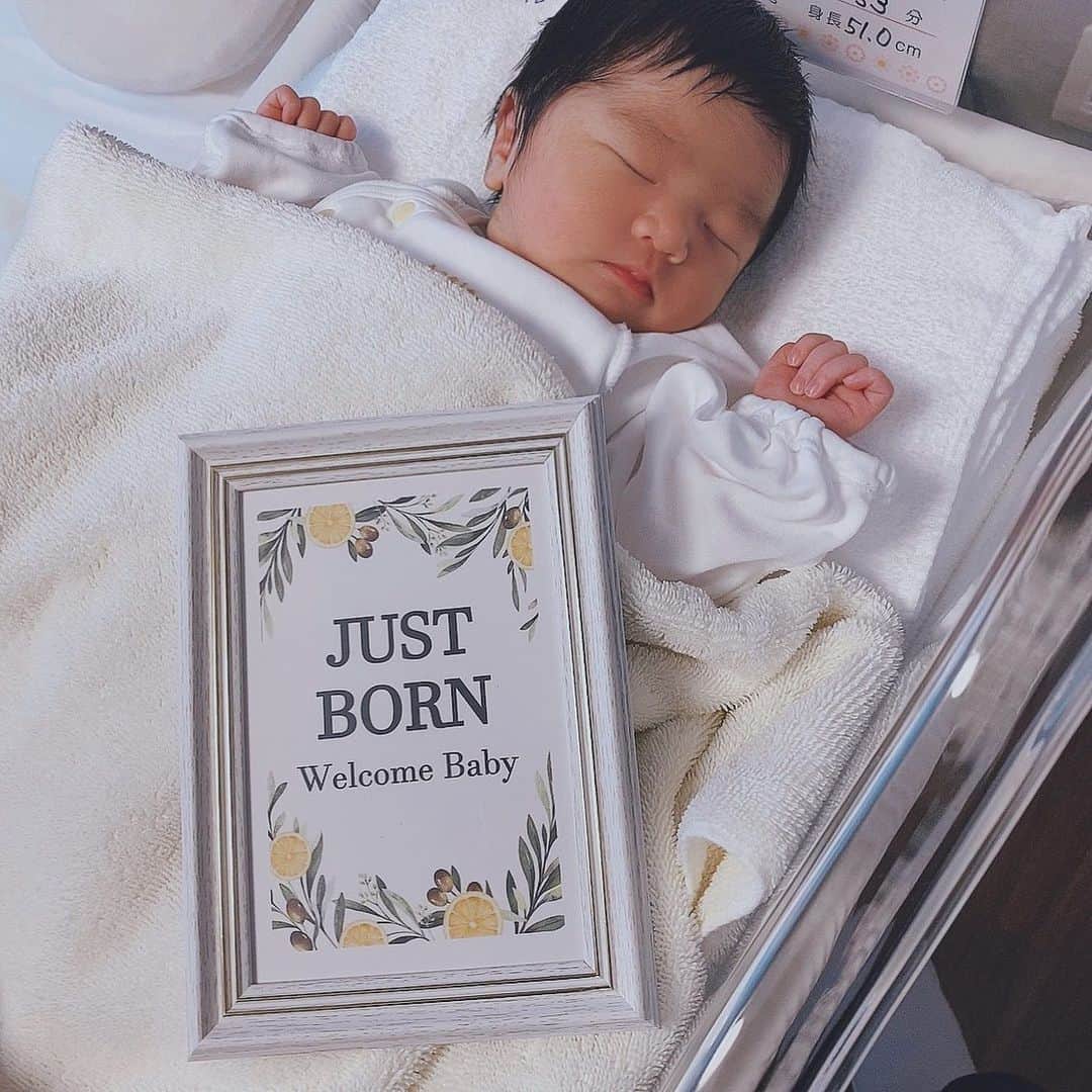 川崎美海さんのインスタグラム写真 - (川崎美海Instagram)「🕊🤍 昨日、8月24日17:53 無事に第一子となる3312gの 元気な女の子を出産致しました❤︎  名前は真弥(まや)ちゃんです👼  思ったより大きくてお産大変でしたが なんとか安産で産まれて来てくれて良かったです。  やっと会えた❤︎ パパとママのもとに産まれてきてくれてありがとっ 世界一幸せにします👼 旦那ちゃんも立ち会いしてくれてありがと❤︎  これからも松田家をどうぞ宜しくお願いします🙇‍♀️  とりあえず入院中は、 新米ママ頑張りつつ 少し身体休めさせて頂きます🙇‍♀️  #出産報告 #8月生まれベビー #新生児」8月25日 17時03分 - kawasaki.myu