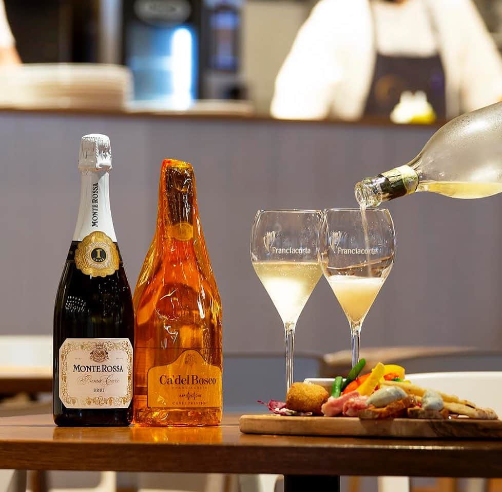 のインスタグラム：「＼Buon Compleanno, EATALY Ginza!／ イータリー銀座店は1周年を迎えました。皆様にご愛顧頂きましたこと、大変ありがとうございます。これからもイタリアの魅力的な食材やお料理をたくさんご紹介してまいりますので、ぜひご利用いただけますと幸いです。 皆様への感謝の気持ちを込めて、本日から店内では様々な特別メニューや限定商品をご用意しております。皆様のご来店をお待ちしております。#eataly #イータリー #eatalyginza #eatalytokyo #イータリー銀座 #1周年 #銀座 #銀座グルメ #銀座ランチ #銀座カフェ #銀座ディナー #ginzasix #フランチャコルタ #イタリアワイン #アペリティーボ #イタリアン #イタリア料理 #イタリア旅行 #イタリアンランチ #イタリアンディナー #イタリアンレストラン #イタリア好き」