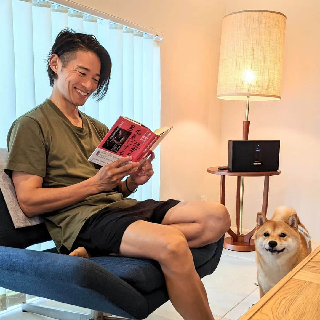 久保裕丈のインスタグラム：「週末は読書して過ごすことも多いです。 今日ご紹介するのはこちら、”地方を元気にする男 広告業界の地方創生の旗手” 御歳　80歳を超えてもなお、広告、PR業界の第一線で活躍される谷 喜久郎さんの著書をご献本いただきました。 新東通信という会社を興し、その会社が50周年を迎え、その50周年事業の一環として出版された本です。 今までも様々な地方創生の取り組みをされていますが、今後更にその活動を加速されるという意気込みを込めて、この様なテーマとなった様です。  ご子息であられる谷 鉄也さんもこれまた大手PR会社の社長として、親子に亘って広告業界を牽引されているすごい方々です。谷鉄也さんは、私も個人的に大変お世話になっている大先輩です。 そんな方のお父様のご著書ということで、読むのを大変楽しみにしていました。  あまりにも豪快、あまりにも波乱万丈な人生は、とても真似できるようなものではありませんが、気持ちが落ち込んだ時のカンフル剤としてはめちゃくちゃ良い書だと思います。1日2時間のトレーニングを週5日、毎晩の夜の付き合いを50年、81歳の今でも100キロ以上のベンチプレスを上げるなんて、とても真似できる気はしません笑 文章のテンポがとても小気味良いので、あっとういう間に読み終わってしまいます。  仕事で少しうまくいかないな、と落ち込んだ時には是非とも読んでみてください！  #新東通信 #新東通信50周年 #地方創生 #⾕喜久郎 #PR」