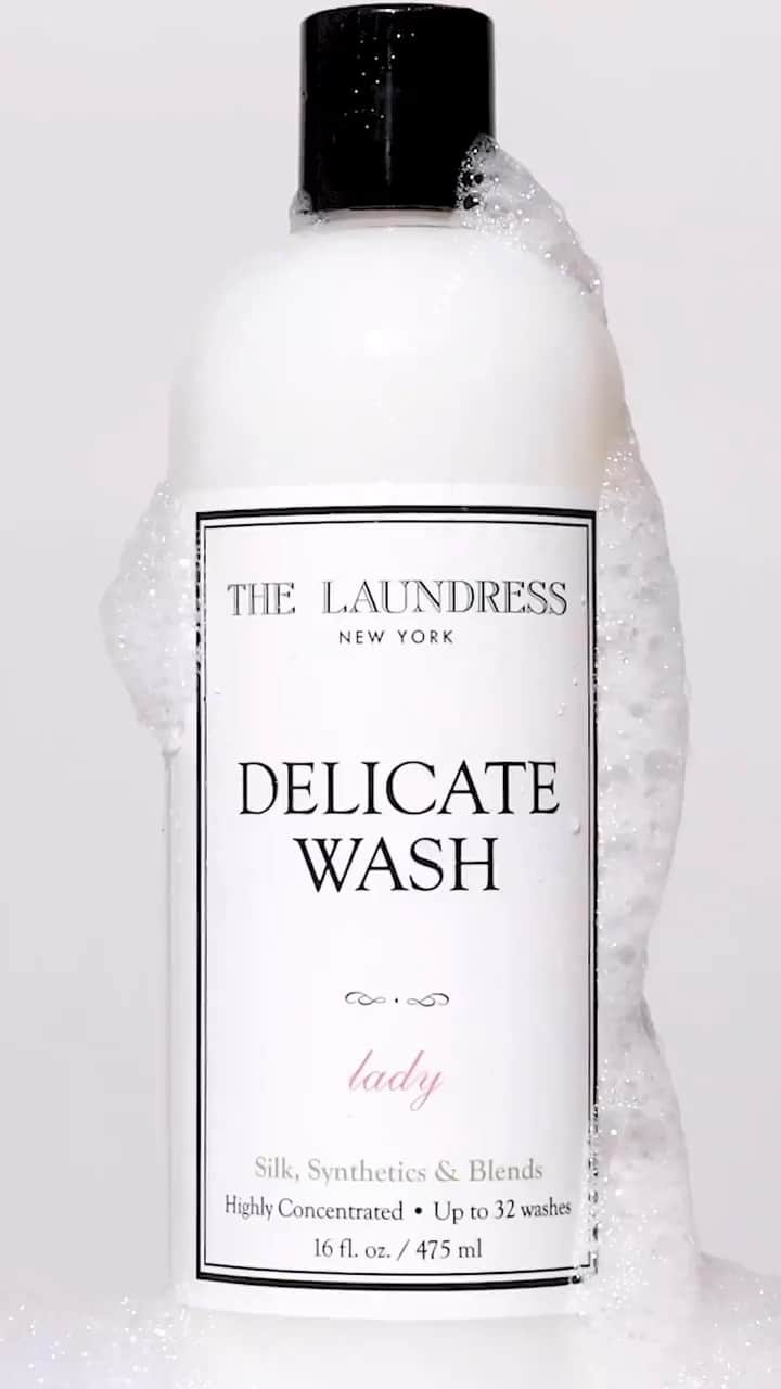 THE LAUNDRESS JPのインスタグラム：「繊細なお洋服の、強い味方🎀 デリケートウォッシュは、デリケートな衣類を保護・維持しながら、汗や皮脂などの汚れを落とします✨ 夏に活躍する、シフォン生地やレース生地などにもおすすめです🌟  デリケートウォッシュは、デリケートケアコンプレックスを配合し、デリケートな衣類を保護・維持しながら、汗や皮脂などの汚れを落とします。デリケートウォッシュは、汗や皮脂などの汚れを落としながら、デリケートな衣類を保護・維持します。  #thelaundress #thelaundressjp #ランドレス #クリーニング #ランドリー #手洗い #洗濯 #洗濯日和 #家事 #ラグジュアリー #洗剤 #柔軟剤 #ファブリック #高コスパ #丁寧な暮らし #シンプルな暮らし #シンプル #モノトーン #晴れの日 #QOL #お洒落好きな人と繋がりたい #おうち時間 #デリケート #おしゃれ着 #お洒落 #羽織 #シルク #レーヨン #シャツ #花粉症対策」