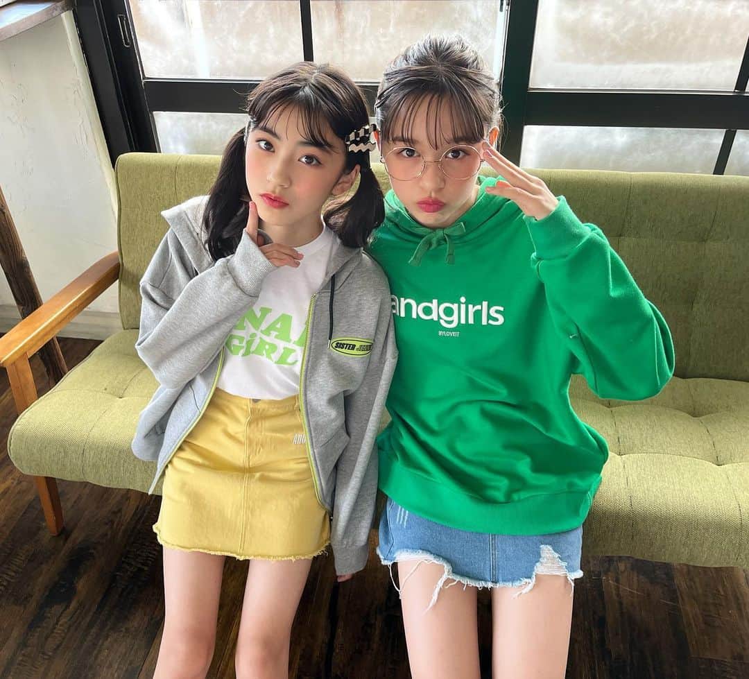 ニコ☆プチのインスタグラム：「🫶🏻  10月号の韓国ガールページのオフショットだよ🥳🎶  撮影日記にもオフショットがのってるから、 見逃さないようにしてね⚠️💕  #ニコプチ #ニコプチモデル  #09 #jc1 #星名ハルハ  #白水ひより」