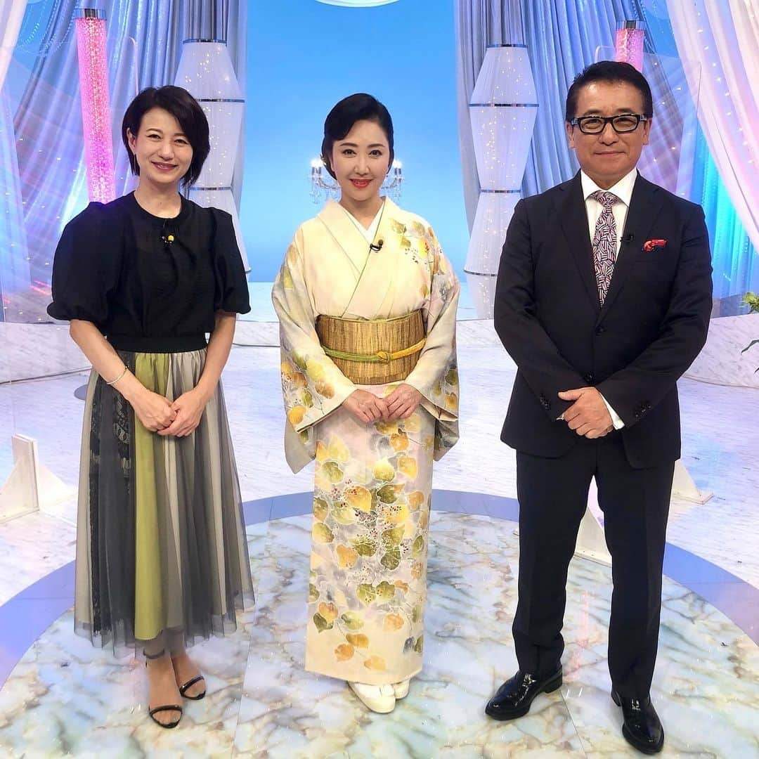 伍代夏子さんのインスタグラム写真 - (伍代夏子Instagram)「今日はBS日テレ「歌謡プレミアム」の収録📺 放送は10月24日の予定です。 皆サマ、是非見てちょ💋 #今日の着物は #桂の葉っぱ #お気に入り #赤坂泰彦 さん #馬場典子 さん」8月25日 19時02分 - natsuko_godai_official