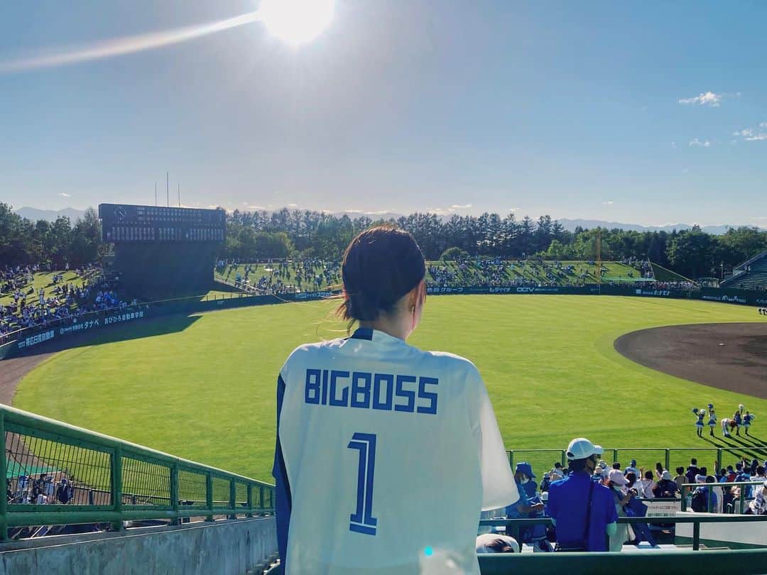 吉田晴香のインスタグラム：「ファイターズ観戦⚾️in帯広  帯広の森球場に来たのは 高校時代の全校応援ぶり😎  快晴のもと☀️ 観戦楽しかった⚾️❤️‍🔥💙💙  #lovefighters #北海道日本ハムファイターズ #ファンは宝物 #北海道#hokkaido#hokkaidolove #地元#帯広」
