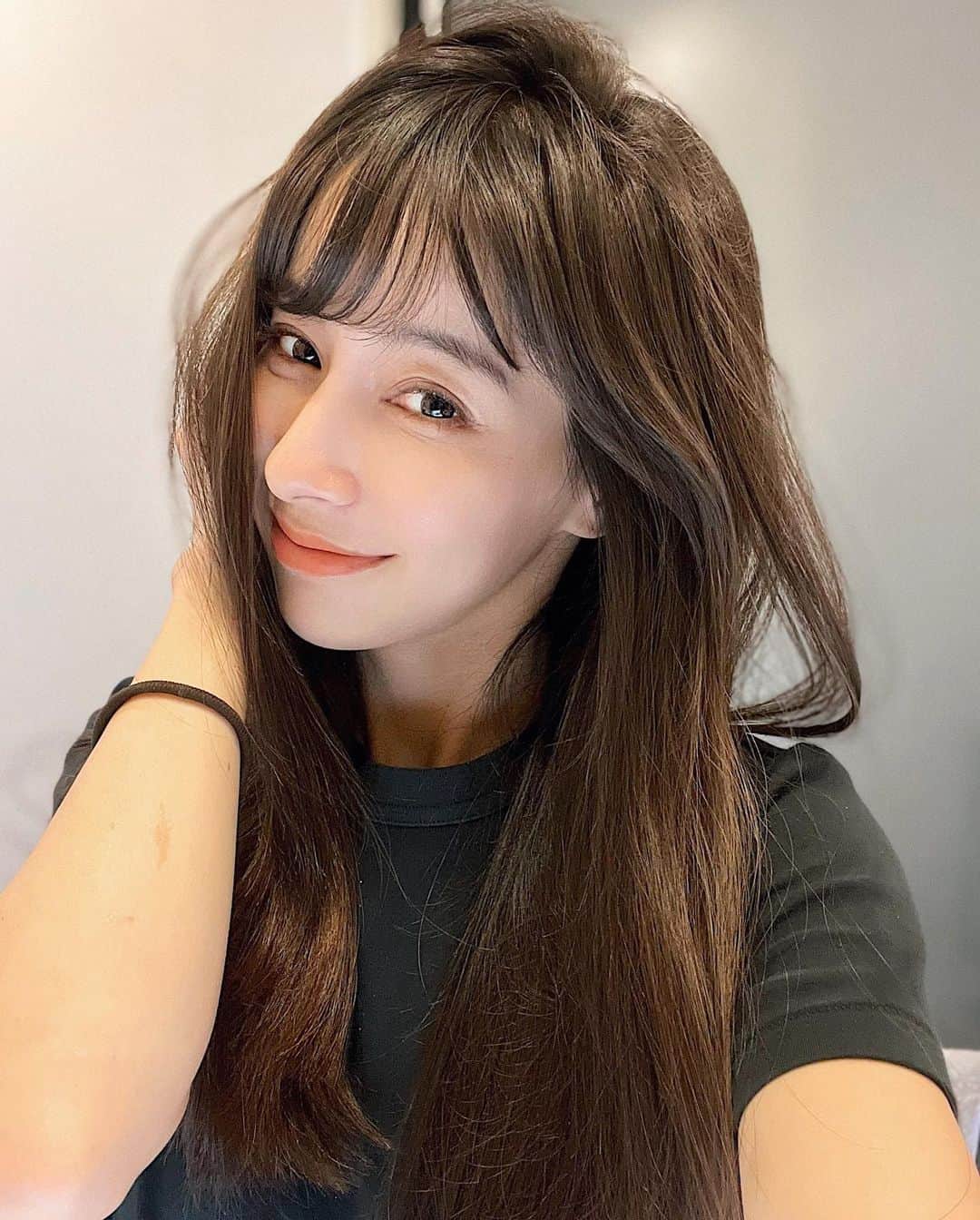 瀬戸晴加のインスタグラム：「オルビスユーを使い始めて2ヶ月経過しました☺️🖋 先日表参道のショップにもお邪魔しに行ってきましたが、毎日オルビスユーのとろぱしゃ化粧水でスキンケアするのが朝晩の日課になっていて、お肌もゆらぎにくく気持ちも明るく前向きな日々を過ごしています🙌🏻✨肌荒れを起こしてしまうとどうしても隠すメイクになったり人と顔を合わせるのが緊張してしまったりするけど、安定しているのが嬉しい！  ３ステップの感想は 洗顔料のフォーミングウォッシュは新ブースターウォッシュとしてお肌に化粧水を引き込める状態にしてくれる。洗顔後はしっとり。  化粧水のエッセンスローションは届ける&守るの浸透*力と保湿力がパワーアップしていて、お肌にうるおいを感じる！ *角層まで  保湿液のジェルモイスチャーライザーはベタつかないテクスチャーで心地よい！  新オルビスユーはエアコンの効いた空間でも乾燥していない気がして快適。何を入れるかと同じくらい、何を入れないかにこだわっているオルビスのコンセプトもすごく好き❤️   @orbis_jp  #肌の基礎体力 #ORBIS #オルビス #ORBISU #オルビスユー #とろぱしゃ化粧水 #love_myself_with_orbisu #PR」