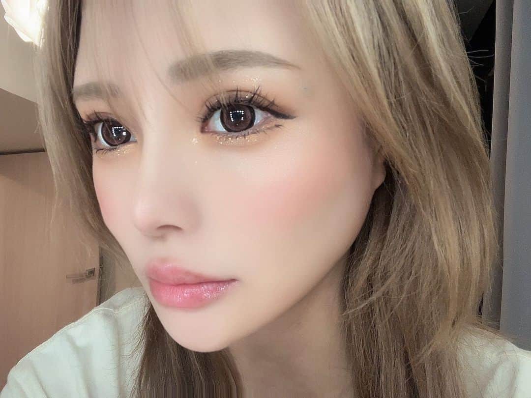 咲月朱音のインスタグラム：「最近 #forencos  のラメにハマってる( ᐛ👐)✨  めっちゃギラつくしとれないっ擦ってもとれない🥹 失敗したら最悪だからチョンチョンつけてる😊  私は02番使ってるけど色の展開いぱいあたから使ってみて✌️  #アイシャドウ #メイク #ラメ #フォレンコス #カラコン」