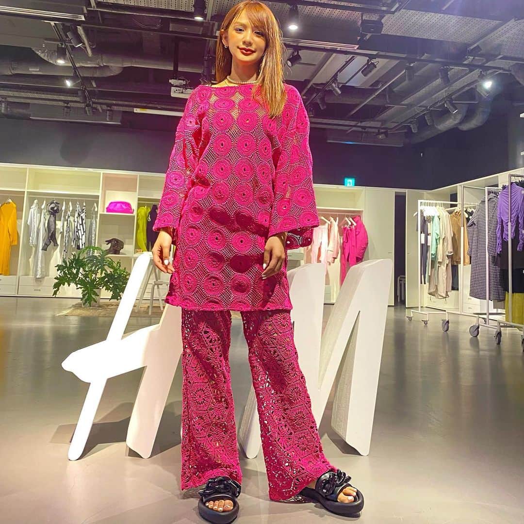 金山睦さんのインスタグラム写真 - (金山睦Instagram)「@keiji.eto に連れてってもらって H&M のショールームにお邪魔してきました👗✨ 沢山GETしてきたぁ🙌✨ 私好みな派手な柄物もいっぱいあって、楽園かと思いました🥺💫  Thanks✨✨ @hm ❤️  #hm #hmlove #fashion #fashionlover」8月25日 20時21分 - kanayama_chika