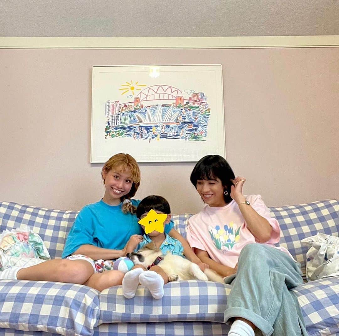 りゅうちぇるのインスタグラム：「いつも応援してくださっている皆さまへ。  僕たちの家族についてお伝えしたいことがあります。  ８年前にてこと出逢い、僕はてこを好きになりました。 女性を好きになることは、僕の人生の中で、初めての事でした。  てこはそんな僕に自信をくれて、男としての幸せを教えてくれました。 お付き合いしていく中で、こんなにも楽しくて、お互いを高め合えて、辛い時も乗り越えられる。 そんな関係性を、そんな愛を、自分が女性と築けるとは思ってもいませんでした。  一生一緒に居たいと思えたからこそ結婚して 夫婦になる道を選択し そしてその愛が形になり、最愛の息子も生まれました。  かけがえのない息子の父親であること。 信頼できるてこの夫であること。 ryuchellという芸能人であること。 そんなこの上ない幸せな日々を守るために、自分を隠してでも、そう生きていくと心に決めていました。  そんな中、メディアで自分のこれまでの生き方や、"夫"としての生き方についてお話しさせていただく機会が増えていく中で、"本当の自分"と、"本当の自分を隠すryuchell"との間に、少しずつ溝ができてしまいました。  これまで皆さまに多様な生き方を呼びかけてきた僕なのに、 実は僕自身は、"夫"らしく生きていかないといけないと自分に対して強く思ってしまっていました。 "夫"であることは正真正銘の''男"でないといけないと。 父親であることは心の底から誇りに思えるのに、自分で自分を縛りつけてしまっていたせいで、''夫''であることには、つらさを感じてしまうようになりました。  もちろん自分が覚悟して決めた道なのだから、 どんなにつらくても、愛する家族のために自分の本当の気持ちを押しころす事が愛だと、強く強く思う反面、 誰にも、そしててこにさえ、本当の自分のことを言えずにいる苦しさを、毎日1人で抱え込んでしまいました。こんなに愛する家族がいるのに、生きていくことさえ辛いと思ってしまう瞬間もありました。  このままでは自分が本当にダメになって 一番守りたい家族のことも守れなくなってしまうと感じ、 これまでの事、今の思いを、てこに全て打ち明けました。  打ち明ける事は本当に怖かったし、申し訳ない気持ちでいっぱいでした。 てこに何と言われるかも想像が出来ませんでした。  だけどてこは、「今まで辛かったね」と泣いて抱きしめてくれました。 その深い愛に涙が溢れて、僕が思っていた以上に、僕がどんな人間であれ、てこは僕という存在を理解し、大切に思ってくれました。 僕自身"夫婦"という形を覚悟して選び、そしててこも覚悟して、僕に人生を捧げる道を選んでくれたのに、 僕の弱さのせいで、夫として、男として、てこを守ることが出来なかったこと。 どれだけ伝えても足りないほど、本当に申し訳ない気持ちでいっぱいだけど、  家族として、パパとしては、 何があってもこの幸せは守りたいと強く思いました。  それから２人で今後についてよく話し合い、これからは"夫"と"妻"ではなく、人生のパートナー、そしてかけがえのない息子の親として、家族で人生を過ごしていこうね。という形になりました。 もちろん、今まで通り家族で暮らします 👨‍👩‍👦  まずここまで読んでくださった皆さん、きっと驚かせてしまったと思います。  今お話しさせてもらった通り僕には隠していた部分がありました。 その僕を信じて応援してくださっていた方、本当に申し訳ありません。  また、関係者の皆さまには、比嘉企画の代表取締役として多大なるご迷惑をおかけしたことをお詫び申し上げます。  そして、最後に信じて欲しいというのはおこがましいですが伝えたいことは、今までメディアに出させていただいた中で発してきた、生き方への考え、そして、てこへの愛の言葉には、嘘はなにひとつありませんでした。  これからは、今こうして皆さまに打ち明けられた事によって、僕自身が認めてあげられた本当の自分で、新しい形の家族を愛していきたいです。 そしてryuchellとしても皆さまに応援していただけるような存在であれるように、 これからは本当の自分を大切に頑張ります。  ryuchell」