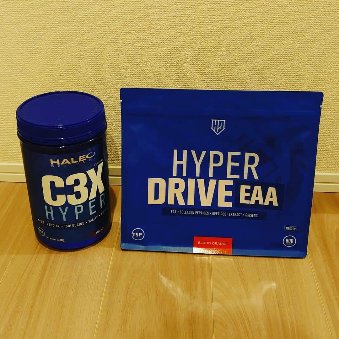 金丸晃輔のインスタグラム：「先月からこの2アイテムを試しております。  ハイパードライブEAA💪  トレーニング、練習中の筋肉への栄養補給を目的として飲んでいます。  C3X HYPER グレープ味  スプーン1杯、混ぜて飲むとめちゃくちゃ美味しいです😋 ジュースです😋  #teamhaleo#hyperdriveeaa#c3xhyper#ハレオ」