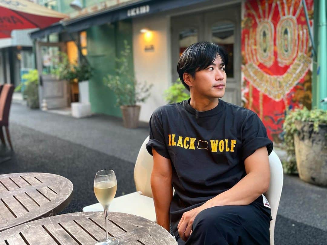 のインスタグラム：「“噂の黒いシャンプー”BLACK WOLFを体験。  ダメージ補修力と保湿力が高いので、紫外線による乾燥をケアして適度なボリュームをもたせてくれる。アウトドアな自分にぴったりのアイテム。  髪も顔と同じ様にメンズコスメ感覚でケアしていきたいな！  T-shirt : BLACKWOLF × STANDARD CALIFORNIA   #BLACKWOLF #ブラックウルフ #大正製薬 #シャンプー #ヘアケア #メンズヘアケア #未来は俺がつくる #今からやるんだよ  @blackwolf_taisho」