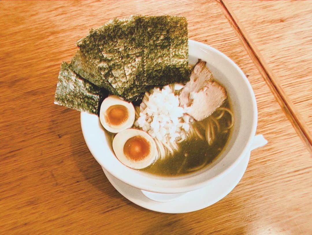 ベッキーのインスタグラム：「まぁ。 100点は取れなかったけど、65点くらいはいったかな。 そんな日！  #現場のスタッフさんにお前65点も取れてねーぞって思われてたら地獄の話 #ラーメンは100点でした」