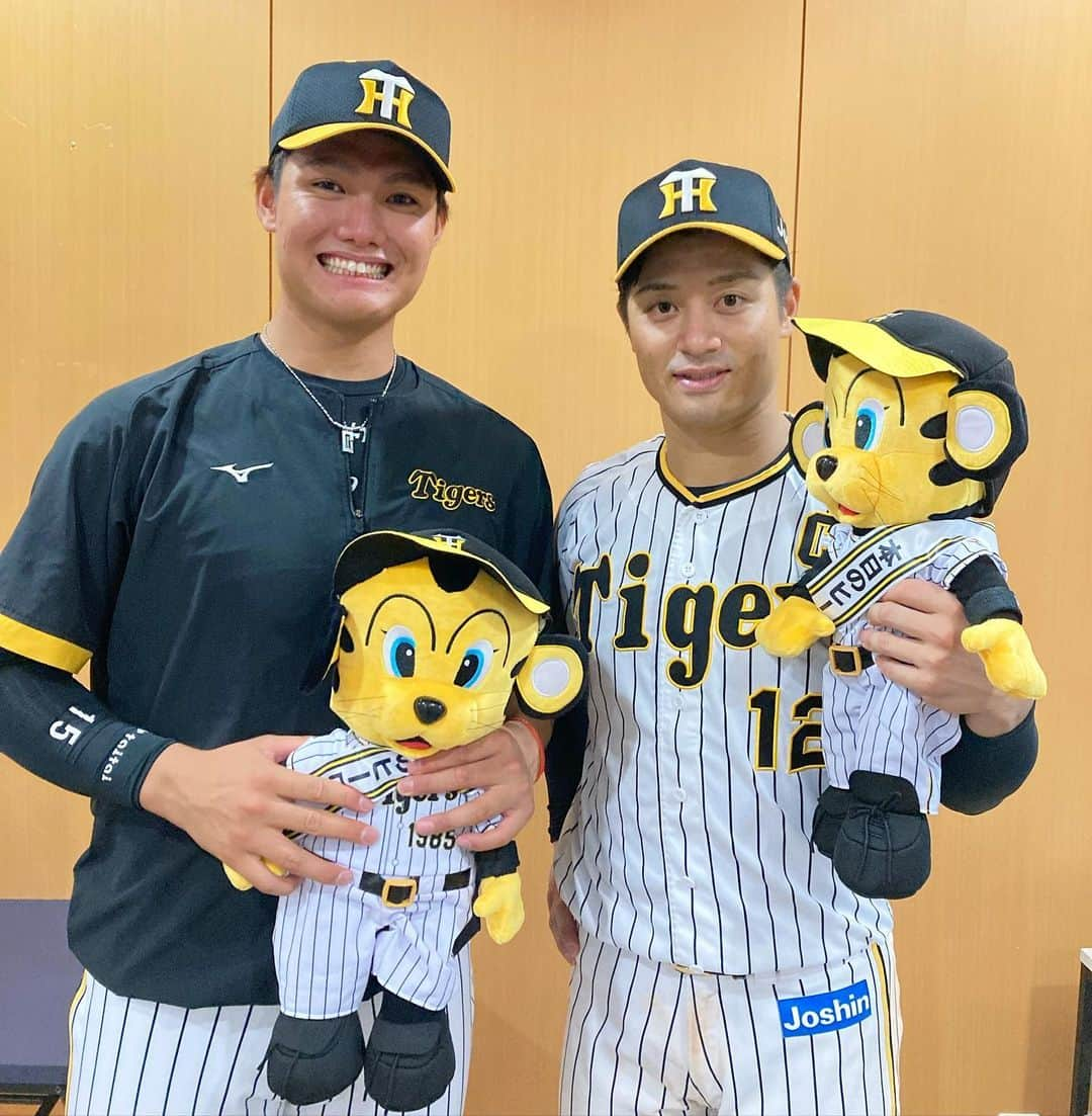 阪神タイガースさんのインスタグラム写真 - (阪神タイガースInstagram)「今日のヒーローは完封勝利の立役者！西純矢選手×坂本選手のバッテリーです！ #今日のヒーロー  #西純矢 選手 #坂本誠志郎 選手 #キャプテン  #ナイスバッテリー ✨ #阪神タイガース  #イチにカケル！」8月25日 21時46分 - hanshintigers_official