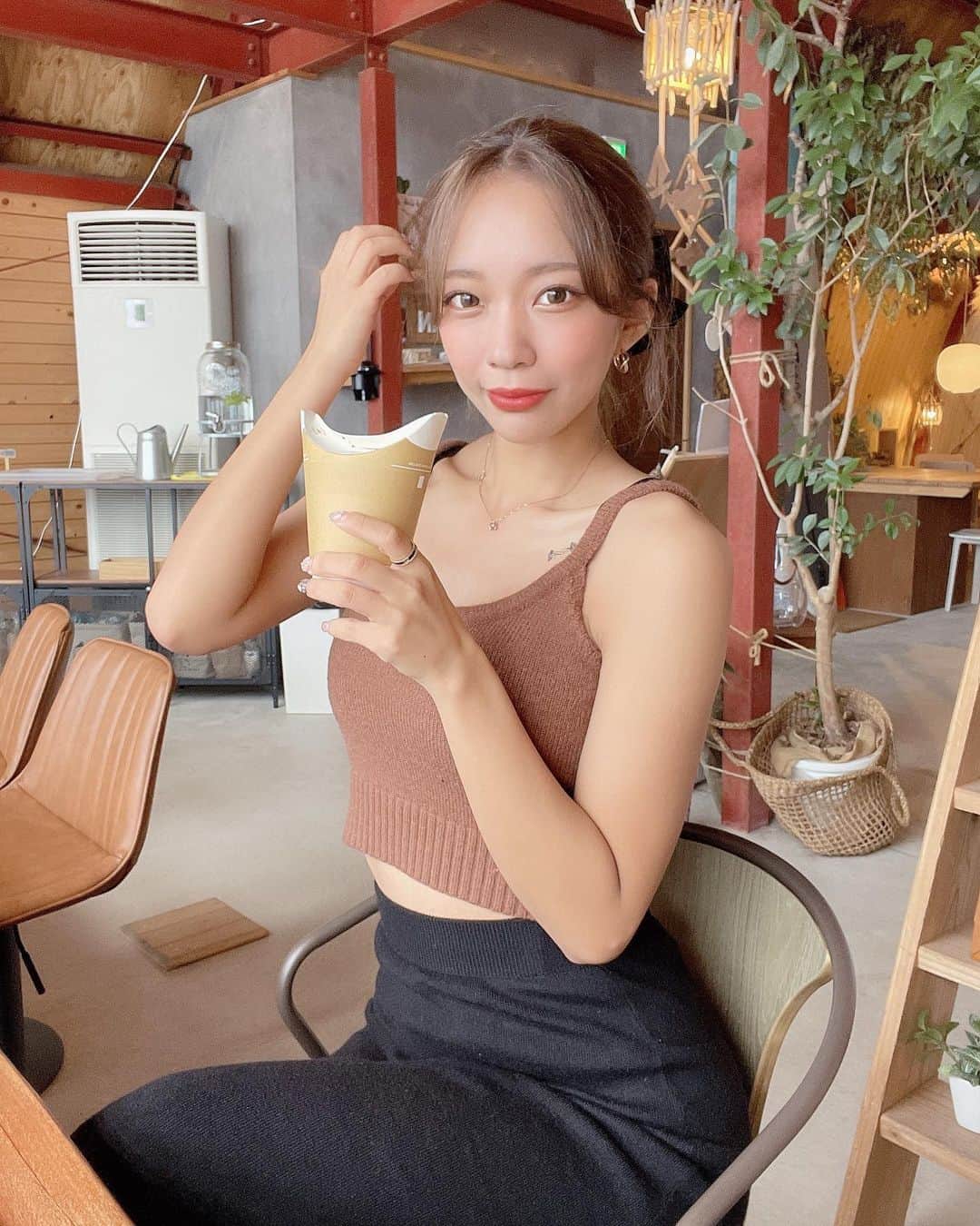 のインスタグラム：「飲み物のカップが珍しい形だった☕️ 目の前海で綺麗だったー！⛱ . . . . . #グラビア　#gravure #christmas #model #性感 #外拍 #性感內衣 #sexy #selfie #sexyhot #pinupgirl #コスプレ　#bajutidurseksi #animegirl #Comel #japanesegirl #셀카 #셀피 #셀스타그램　#코디 #스타일링 #패션스타그램 #데일리 #데일리룩 #asiangirl #cosplay #彼氏目線　#모델　#彼女　#좋반」