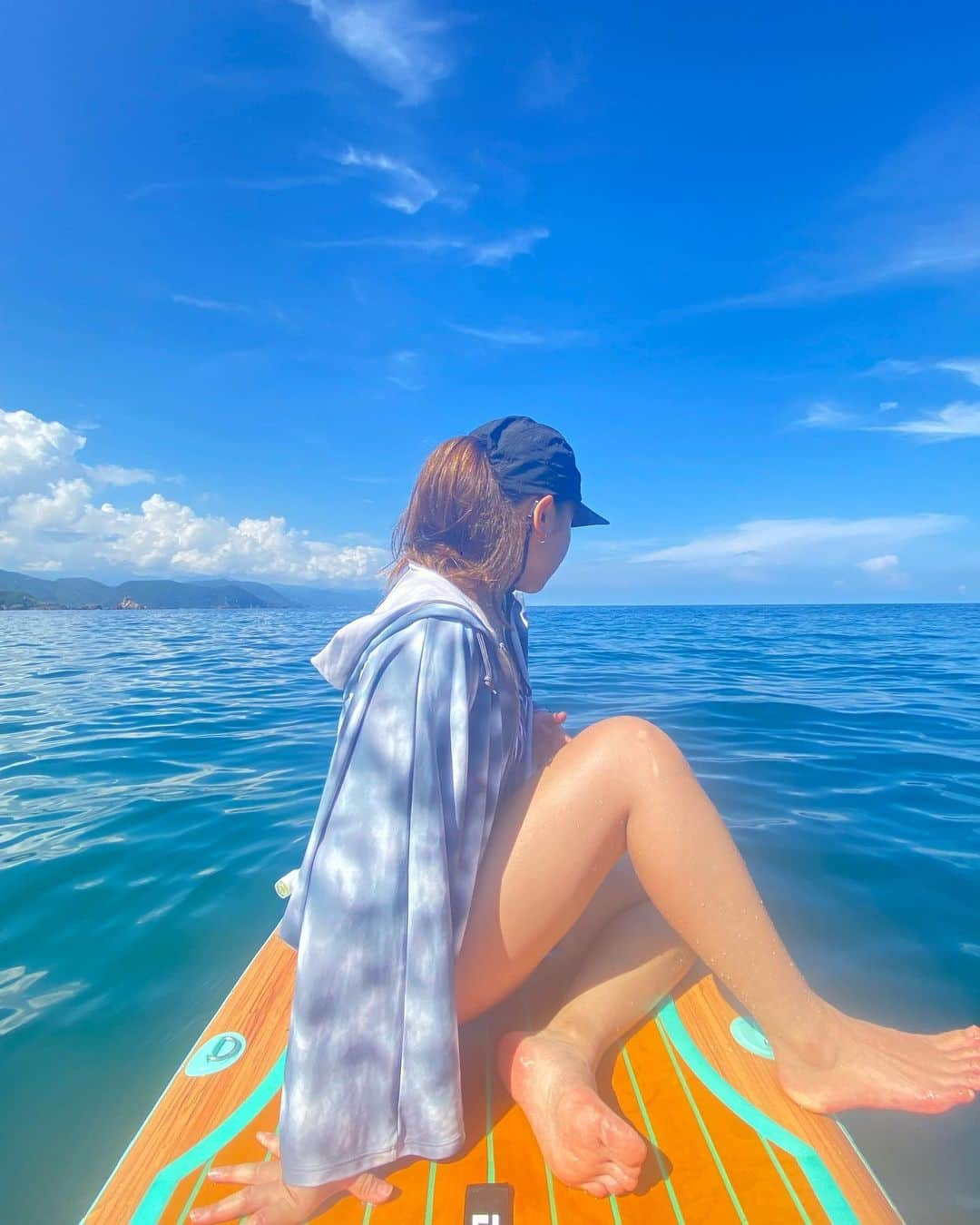 奥家沙枝子のインスタグラム：「夏の思い出🌞♥️ 下田でSUP(ほとんど音楽聴きながら浮いてただけ)🌊  海があまりにも美しくてずっと浮かんでいたかった🥺  #下田 #summer #swim #sup #sunny #weekend #ocean #beach #goodday #chill #vacay #nap #japan #summergirl #夏 #海」