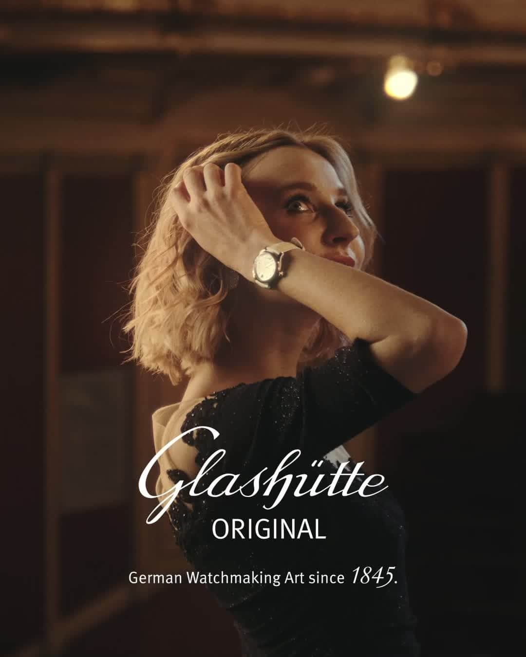 グラスヒュッテのインスタグラム：「No matter whether you are life and soul of an event or prefer to be a silent observer: With our Lady Serenade, you have a perfectly formed companion at your side that gently emphasises your charisma. Proud to be the Original.  #GlashütteOriginal #GlashuetteOriginal #PTBTO #GermanWatchmakingArt #LadySerenade #MotherOfPearl #ladieswatch #womenwatch」