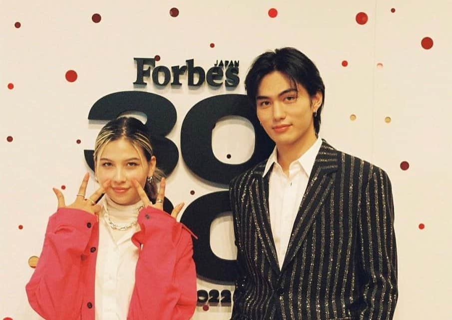 長谷川ジェニファーミラさんのインスタグラム写真 - (長谷川ジェニファーミラInstagram)「本日はFORBES 30 UNDER 30 Japan 授賞式でした✨✨✨✨✨  What an incredible honor to be included in @forbesjapan 30 under 30. This is something special…Making the Forbes 30 under 30 Japan list started as a dream, turned into a goal, and now is reality.  Thanks Everyone for the support and love 🙏   私自身、特に目標を作るよりは 目の前のことをクリアしていくタイプなのですが、 そんな中で２０歳の時に唯一立てたのが、 25歳までにUNDER 30に選ばれることでした。  こうして25歳という節目の年齢で 目標を達成することができて、 自分自身とても誇らしいですし、 これを一つの成功体験として、 そしてオピニオンリーダーとして、 引き続き楽しくクリエイティブに 社会問題を発信をし続けたいと思います✨  いつも応援してくれてる皆様、家族、友人のみんな、 本当にありがとうございます💭  次の目標は… FORBES UNDER 30 ASIA!! またここから5年頑張ります✌︎   Outfit  @jamappareltokyo   #forbes #forbes30under30 #forbes30under30japan」8月25日 22時21分 - jenmilaa