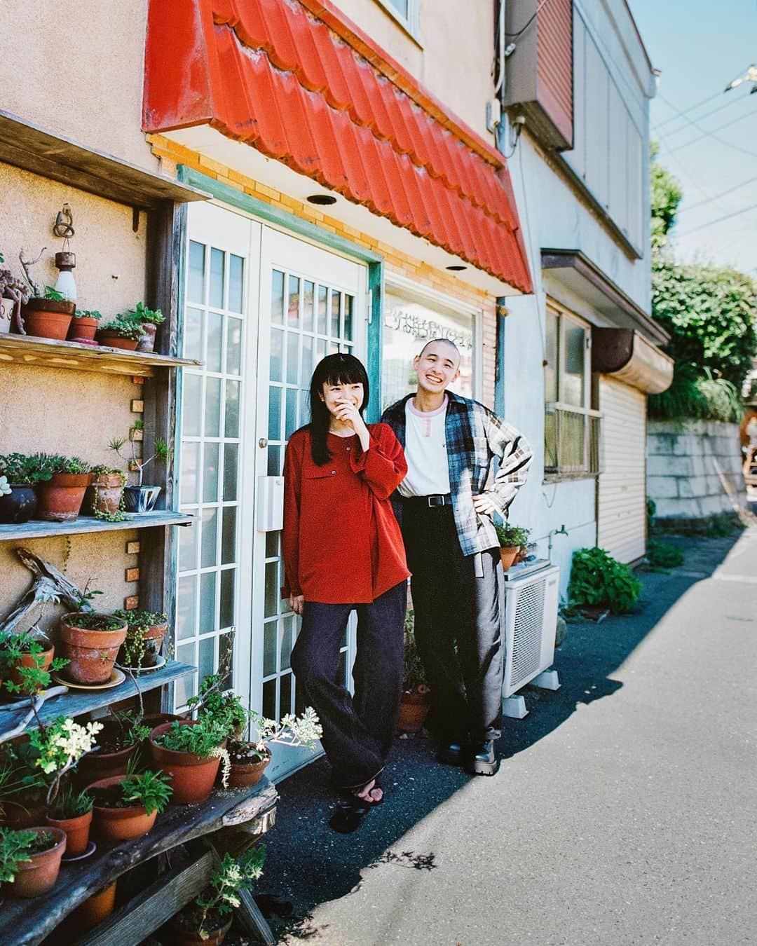山田智和のインスタグラム：「優しい時間 花たちはなんだか嬉しそうでなにより  カネコアヤノ & KID FRESINO for @uniqlo_jp Jeans campaign  Photo by Tomokazu Yamada」