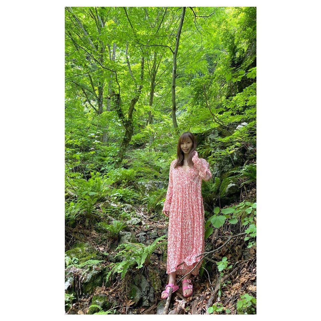 塩地美澄のインスタグラム：「おはようございます! 本日、新イメージDVD「フリーアナウンサー艶やか美」が発売となりました!  ・ニッカンスポーツ ・サンケイスポーツ ・スポーツ報知 ・デイリースポーツ ・東京中日スポーツ  ・東京スポーツ（夕方発売）  に掲載いただきました! デカデカと載せていただいた紙面も🙏 紙面のイメージはストーリーに貼りますので この後入手してくださいねー!  今作は群馬の大自然に抱かれながら 木漏れ陽がキラキラと差し込む中 私自身が深呼吸をしながら撮影することができました。 スポーツ紙にもありますが 皆さんにもひと息ついていただける作品となれば幸いです。  そして今日13時からは 写真集お渡し会のメール受付が始まります! 詳細は書泉のHPをご覧くださいね🍀  ✅8/22 発売『週刊大衆』発売  ✅8/26イメージDVD「艶やか美」発売  ✅8/28（日）撮影イベント出演 参加ご希望の方は はなまる撮影会のHPからお申し込み下さい!  ✅9/16写真集『瞬間（とき）』発売 ※プロフィール欄のURLからご予約可能です  ✅9/17  15時〜写真集お渡し会in書泉ブックタワー #塩地美澄」