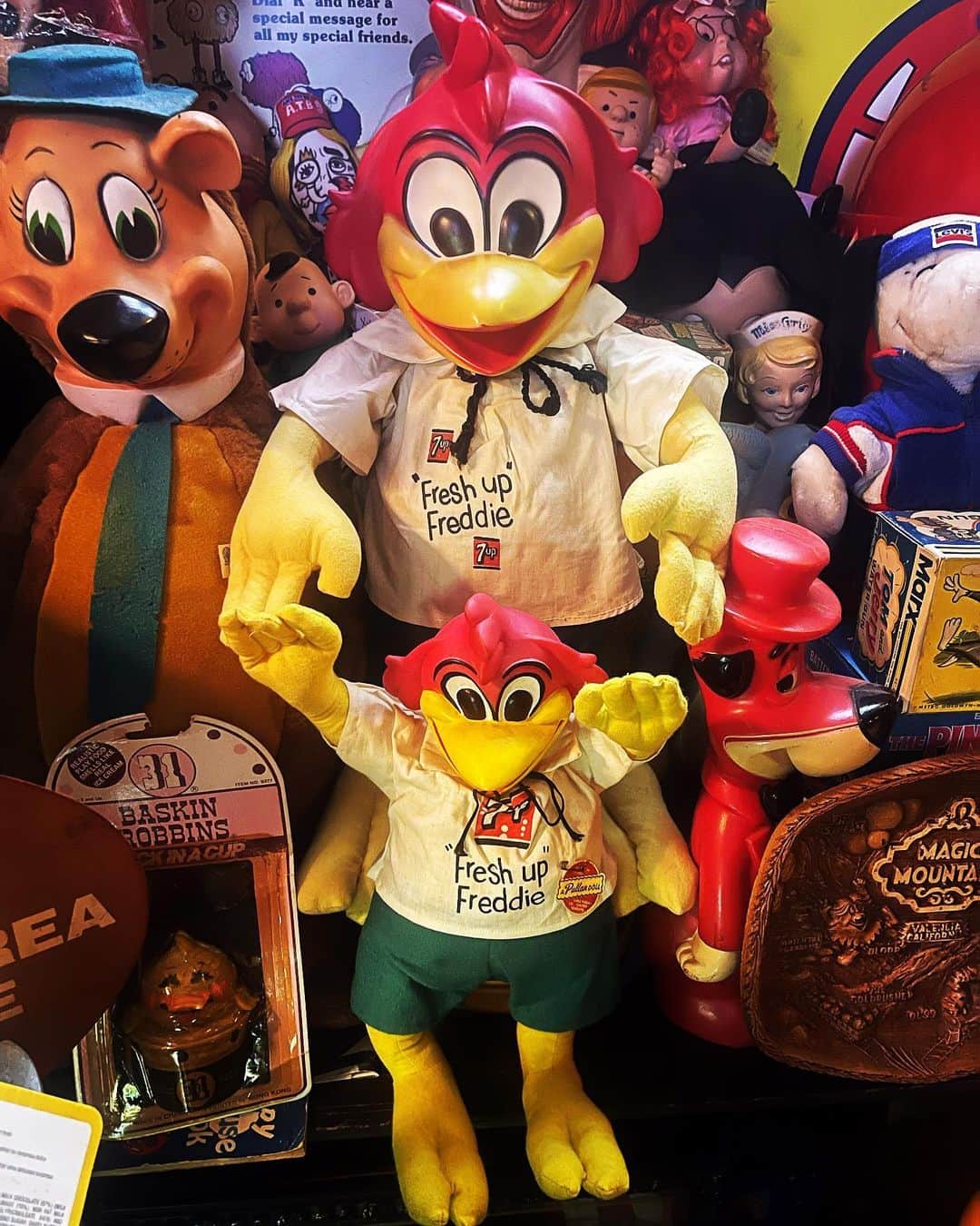 大川知英のインスタグラム：「58's advertise Fresh Up soda,  7Up Mattel. Fresh Up Freddie's Big🐔 探してたおデカサイズのフレディをずっぽし🤤 倉庫で7uqソーダ🥤と乾パチ..upi🤡 #mattel#freshupfreddy#7uq#advertising #58s#soda#デカサイズ#ずっぽし#乾杯 #激カワにわとり#amecajiboys  #zupposhiswamp #ametoybu#youtube #captain」