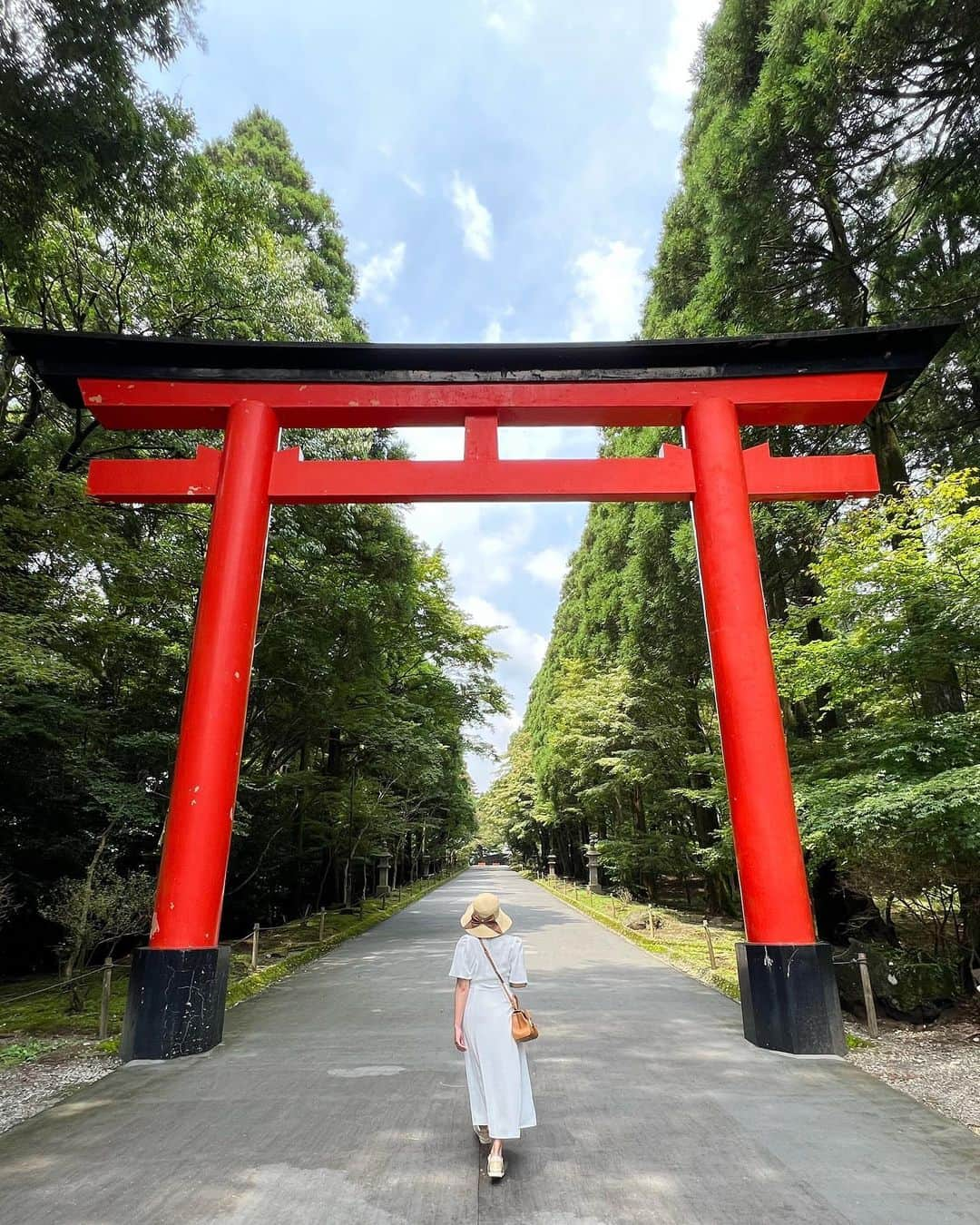 樋口智恵子さんのインスタグラム写真 - (樋口智恵子Instagram)「鹿児島の美しい場所へ。ずっと行きたかった霧島神宮にも行けて本当に嬉しかった⛩自然からもたくさんパワーをいただきました🌿 . 1-6霧島神宮 7-8推定樹齢1500年日本一の蒲生の大クス (左下の私のサイズで樹の大きさわかる🌲) 9丸尾の滝 10仙巌園 . . . . #霧島神宮 #蒲生の大楠 #丸尾の滝 #鹿児島旅行 #仙巌園 #kagoshima」8月26日 8時42分 - chieko_higuchi