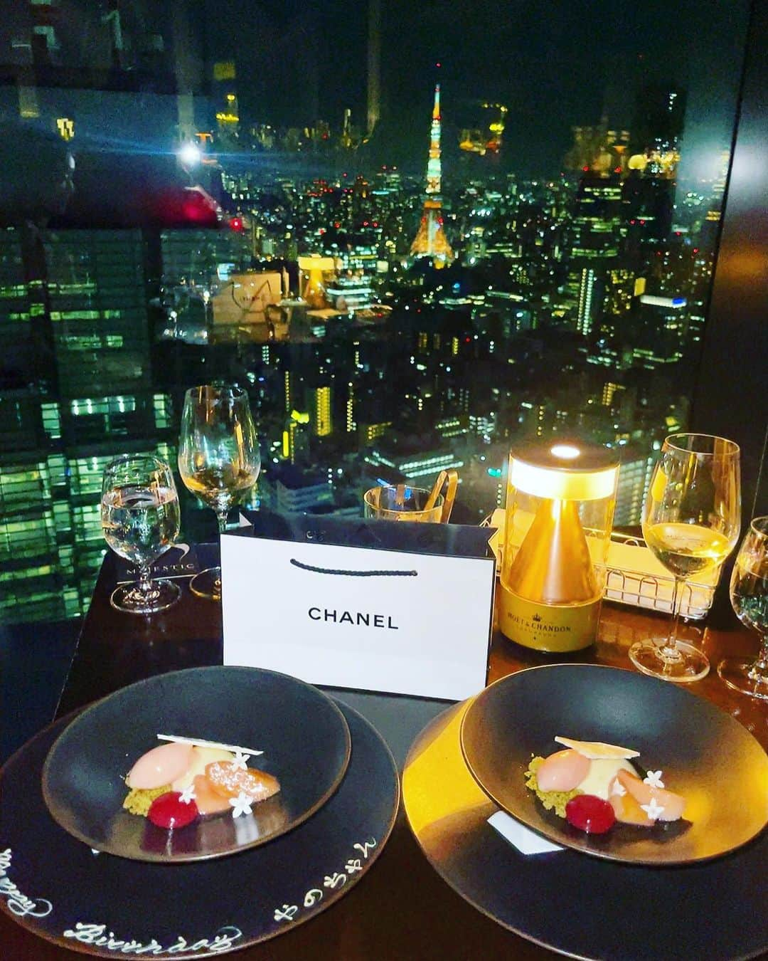 真優川咲さんのインスタグラム写真 - (真優川咲Instagram)「#🍽#🗼#🌃#🎂#🥂 ✨ ㊙️my lovee 🇫🇷.. 🥺🌠✨  #barlounge_majestic【@barlounge_majestic】✨  ㊗️お祝い#dinner 💙✨  前回お友達に会った時、#お誕生日 はとびっきり #えちえち なお店連れてくね〜😽👍✨ と約束してたので🤭ww　私の大好きなお店に 一緒に行くことができて幸せでした🗼🌃👏🥹💕  ここはエントランス〜店内の雰囲気は勿論。🏆 お料理も見た目〜味共にクオリティ最高頂✨⤴︎ 最初から最後まで本当に何食べても全部美味しくて..💯 終始 #幸せホルモン でまくりでしたん🥺💕  #港区 の高層ビル✨ (📍#汐留シティーセンター の41階) からの夜景は本当に息を呑む程キラキラで..🌠  大人の雰囲気漂う幻想的で落ち着いた空間✨ 大好きな#東京タワー を目の前で拝みながら お洒落で美味しいご飯が食べられるなんて 絶対に外さないデートディナーだと思います🥂🥰  お友達も大喜びしてくれてたので.. 今年も無事素敵なお祝いができて良かった👏💕  やのちゃん💕改めておめでとう🎉  素敵なトシにしよね〜🫶👯‍♀️🎂🥂🫰✨  💁🏼‍♀️皆様もとっておき#デート にぜひ😘 #Love#happy  #大人女子会 #happybirthday #記念日ディナー #夜景デート #汐留グルメ #咲グルメ💋」8月26日 0時40分 - saki_411