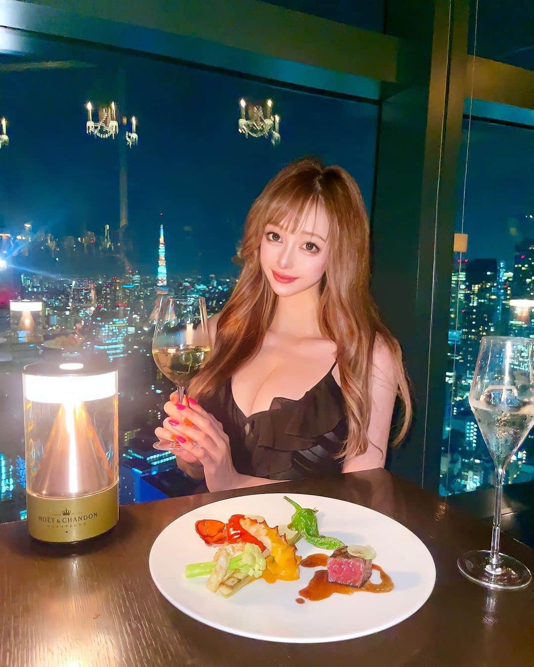 真優川咲さんのインスタグラム写真 - (真優川咲Instagram)「#🍽#🗼#🌃#🎂#🥂 ✨ ㊙️my lovee 🇫🇷.. 🥺🌠✨  #barlounge_majestic【@barlounge_majestic】✨  ㊗️お祝い#dinner 💙✨  前回お友達に会った時、#お誕生日 はとびっきり #えちえち なお店連れてくね〜😽👍✨ と約束してたので🤭ww　私の大好きなお店に 一緒に行くことができて幸せでした🗼🌃👏🥹💕  ここはエントランス〜店内の雰囲気は勿論。🏆 お料理も見た目〜味共にクオリティ最高頂✨⤴︎ 最初から最後まで本当に何食べても全部美味しくて..💯 終始 #幸せホルモン でまくりでしたん🥺💕  #港区 の高層ビル✨ (📍#汐留シティーセンター の41階) からの夜景は本当に息を呑む程キラキラで..🌠  大人の雰囲気漂う幻想的で落ち着いた空間✨ 大好きな#東京タワー を目の前で拝みながら お洒落で美味しいご飯が食べられるなんて 絶対に外さないデートディナーだと思います🥂🥰  お友達も大喜びしてくれてたので.. 今年も無事素敵なお祝いができて良かった👏💕  やのちゃん💕改めておめでとう🎉  素敵なトシにしよね〜🫶👯‍♀️🎂🥂🫰✨  💁🏼‍♀️皆様もとっておき#デート にぜひ😘 #Love#happy  #大人女子会 #happybirthday #記念日ディナー #夜景デート #汐留グルメ #咲グルメ💋」8月26日 0時40分 - saki_411