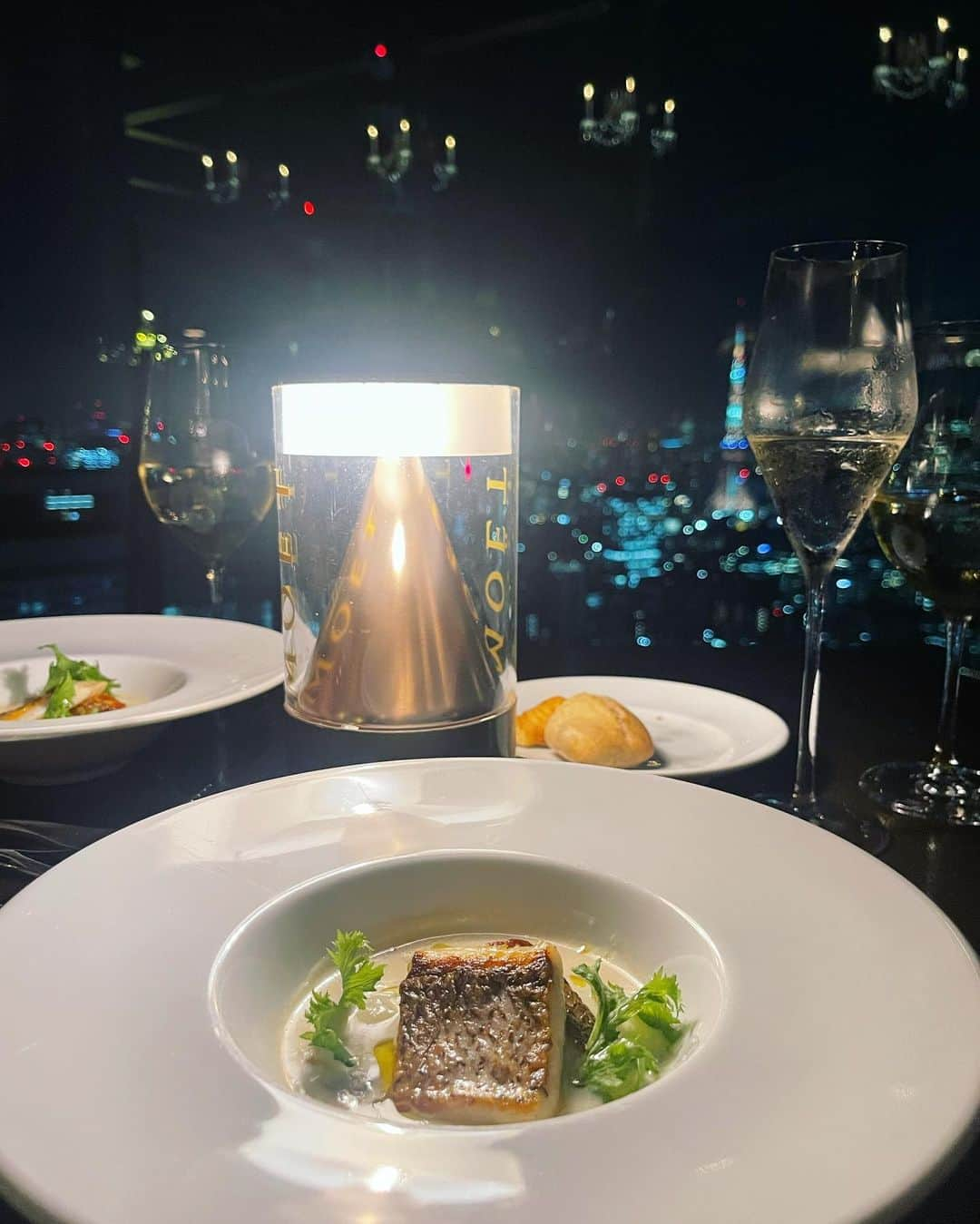 真優川咲さんのインスタグラム写真 - (真優川咲Instagram)「#🍽#🗼#🌃#🎂#🥂 ✨ ㊙️my lovee 🇫🇷.. 🥺🌠✨  #barlounge_majestic【@barlounge_majestic】✨  ㊗️お祝い#dinner 💙✨  前回お友達に会った時、#お誕生日 はとびっきり #えちえち なお店連れてくね〜😽👍✨ と約束してたので🤭ww　私の大好きなお店に 一緒に行くことができて幸せでした🗼🌃👏🥹💕  ここはエントランス〜店内の雰囲気は勿論。🏆 お料理も見た目〜味共にクオリティ最高頂✨⤴︎ 最初から最後まで本当に何食べても全部美味しくて..💯 終始 #幸せホルモン でまくりでしたん🥺💕  #港区 の高層ビル✨ (📍#汐留シティーセンター の41階) からの夜景は本当に息を呑む程キラキラで..🌠  大人の雰囲気漂う幻想的で落ち着いた空間✨ 大好きな#東京タワー を目の前で拝みながら お洒落で美味しいご飯が食べられるなんて 絶対に外さないデートディナーだと思います🥂🥰  お友達も大喜びしてくれてたので.. 今年も無事素敵なお祝いができて良かった👏💕  やのちゃん💕改めておめでとう🎉  素敵なトシにしよね〜🫶👯‍♀️🎂🥂🫰✨  💁🏼‍♀️皆様もとっておき#デート にぜひ😘 #Love#happy  #大人女子会 #happybirthday #記念日ディナー #夜景デート #汐留グルメ #咲グルメ💋」8月26日 0時40分 - saki_411