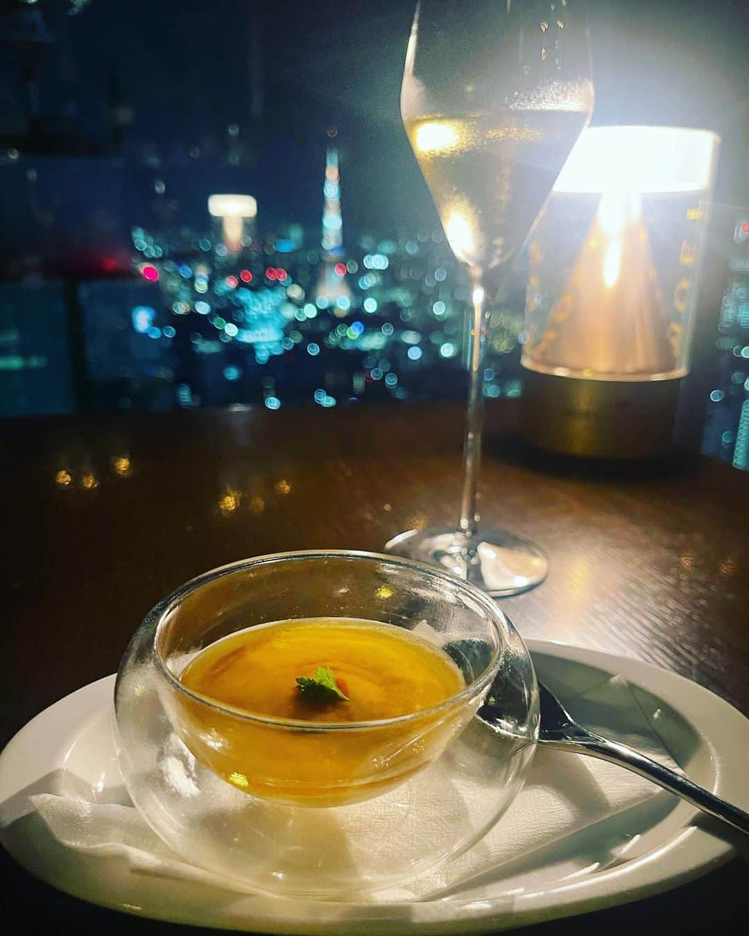 真優川咲さんのインスタグラム写真 - (真優川咲Instagram)「#🍽#🗼#🌃#🎂#🥂 ✨ ㊙️my lovee 🇫🇷.. 🥺🌠✨  #barlounge_majestic【@barlounge_majestic】✨  ㊗️お祝い#dinner 💙✨  前回お友達に会った時、#お誕生日 はとびっきり #えちえち なお店連れてくね〜😽👍✨ と約束してたので🤭ww　私の大好きなお店に 一緒に行くことができて幸せでした🗼🌃👏🥹💕  ここはエントランス〜店内の雰囲気は勿論。🏆 お料理も見た目〜味共にクオリティ最高頂✨⤴︎ 最初から最後まで本当に何食べても全部美味しくて..💯 終始 #幸せホルモン でまくりでしたん🥺💕  #港区 の高層ビル✨ (📍#汐留シティーセンター の41階) からの夜景は本当に息を呑む程キラキラで..🌠  大人の雰囲気漂う幻想的で落ち着いた空間✨ 大好きな#東京タワー を目の前で拝みながら お洒落で美味しいご飯が食べられるなんて 絶対に外さないデートディナーだと思います🥂🥰  お友達も大喜びしてくれてたので.. 今年も無事素敵なお祝いができて良かった👏💕  やのちゃん💕改めておめでとう🎉  素敵なトシにしよね〜🫶👯‍♀️🎂🥂🫰✨  💁🏼‍♀️皆様もとっておき#デート にぜひ😘 #Love#happy  #大人女子会 #happybirthday #記念日ディナー #夜景デート #汐留グルメ #咲グルメ💋」8月26日 0時40分 - saki_411