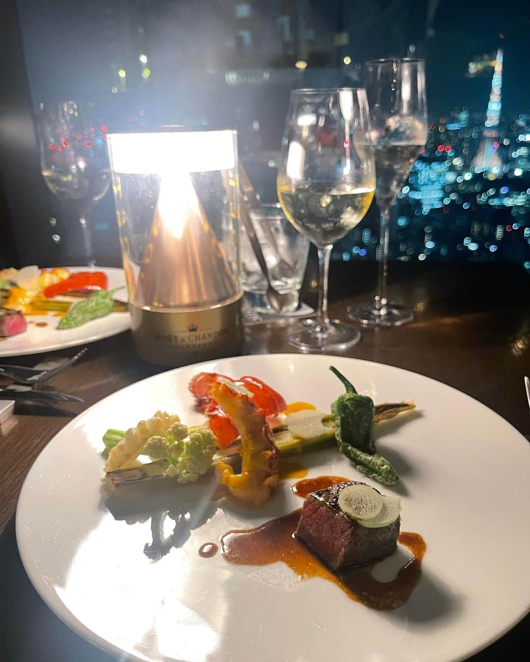 真優川咲さんのインスタグラム写真 - (真優川咲Instagram)「#🍽#🗼#🌃#🎂#🥂 ✨ ㊙️my lovee 🇫🇷.. 🥺🌠✨  #barlounge_majestic【@barlounge_majestic】✨  ㊗️お祝い#dinner 💙✨  前回お友達に会った時、#お誕生日 はとびっきり #えちえち なお店連れてくね〜😽👍✨ と約束してたので🤭ww　私の大好きなお店に 一緒に行くことができて幸せでした🗼🌃👏🥹💕  ここはエントランス〜店内の雰囲気は勿論。🏆 お料理も見た目〜味共にクオリティ最高頂✨⤴︎ 最初から最後まで本当に何食べても全部美味しくて..💯 終始 #幸せホルモン でまくりでしたん🥺💕  #港区 の高層ビル✨ (📍#汐留シティーセンター の41階) からの夜景は本当に息を呑む程キラキラで..🌠  大人の雰囲気漂う幻想的で落ち着いた空間✨ 大好きな#東京タワー を目の前で拝みながら お洒落で美味しいご飯が食べられるなんて 絶対に外さないデートディナーだと思います🥂🥰  お友達も大喜びしてくれてたので.. 今年も無事素敵なお祝いができて良かった👏💕  やのちゃん💕改めておめでとう🎉  素敵なトシにしよね〜🫶👯‍♀️🎂🥂🫰✨  💁🏼‍♀️皆様もとっておき#デート にぜひ😘 #Love#happy  #大人女子会 #happybirthday #記念日ディナー #夜景デート #汐留グルメ #咲グルメ💋」8月26日 0時40分 - saki_411