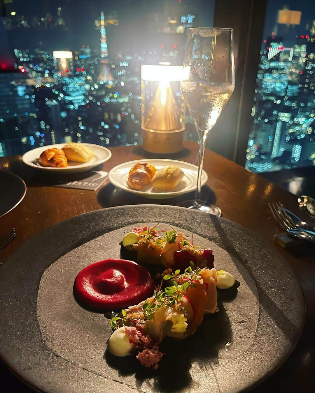 真優川咲さんのインスタグラム写真 - (真優川咲Instagram)「#🍽#🗼#🌃#🎂#🥂 ✨ ㊙️my lovee 🇫🇷.. 🥺🌠✨  #barlounge_majestic【@barlounge_majestic】✨  ㊗️お祝い#dinner 💙✨  前回お友達に会った時、#お誕生日 はとびっきり #えちえち なお店連れてくね〜😽👍✨ と約束してたので🤭ww　私の大好きなお店に 一緒に行くことができて幸せでした🗼🌃👏🥹💕  ここはエントランス〜店内の雰囲気は勿論。🏆 お料理も見た目〜味共にクオリティ最高頂✨⤴︎ 最初から最後まで本当に何食べても全部美味しくて..💯 終始 #幸せホルモン でまくりでしたん🥺💕  #港区 の高層ビル✨ (📍#汐留シティーセンター の41階) からの夜景は本当に息を呑む程キラキラで..🌠  大人の雰囲気漂う幻想的で落ち着いた空間✨ 大好きな#東京タワー を目の前で拝みながら お洒落で美味しいご飯が食べられるなんて 絶対に外さないデートディナーだと思います🥂🥰  お友達も大喜びしてくれてたので.. 今年も無事素敵なお祝いができて良かった👏💕  やのちゃん💕改めておめでとう🎉  素敵なトシにしよね〜🫶👯‍♀️🎂🥂🫰✨  💁🏼‍♀️皆様もとっておき#デート にぜひ😘 #Love#happy  #大人女子会 #happybirthday #記念日ディナー #夜景デート #汐留グルメ #咲グルメ💋」8月26日 0時40分 - saki_411