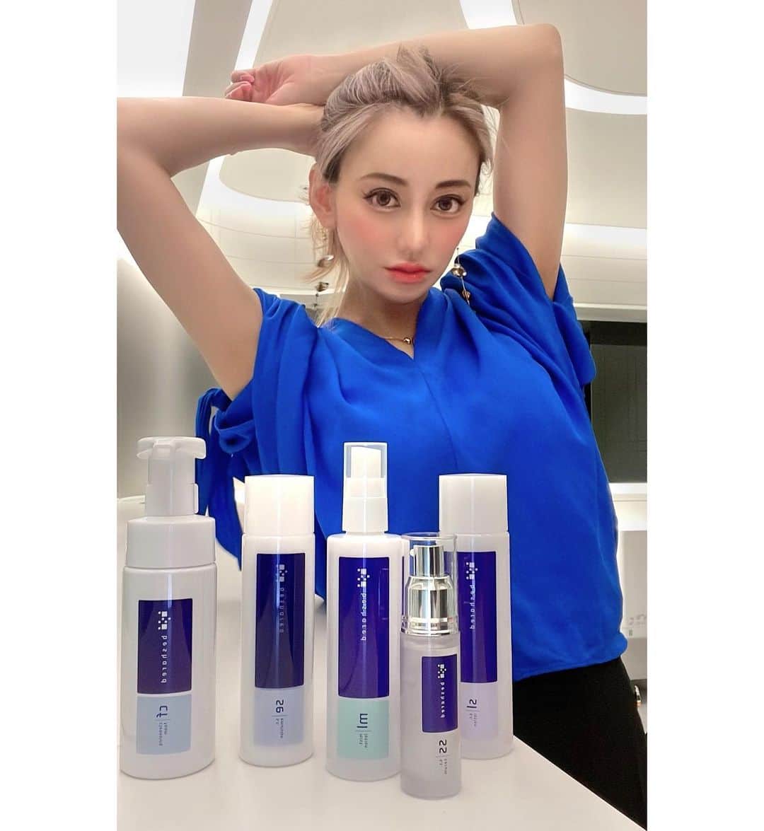 望月英莉加のインスタグラム：「7月にローンチした　#beshared @beshared_official   国産サイタイ由来のヒト幹細胞*1を配合したスキンケア】シェアドコスメ「beshared（ビシェアド）  ヘビロテにて、2クール目　突入 使ってみて、本当に感動💕 約2ヶ月　こんなに、毎日日差しも強く、毎晩飲酒して、プチ不摂生ぎみでも、besharedのおかげで肌の調子だけは、すこぶるよい 幹細胞コスメで、最強感ある！ 同じラインを揃えて使ってると、効果はより良い気がする 相互効果って絶対あるよね。  肌にとって最も良いものとは何か」を考え研究した結果、皮膚科でもらう薬が性別に関係なく処方されるのと同じように、女性専用でも男性専用でもない、シェアが可能なコスメ「シェアドコスメ」に辿りついたそうです 再生医療で注目されている幹細胞培養上清液の中でもサイタイ由来に着目し、主要成分から製造まで国産を採用していて 理念は 女性も男性も自身を高める喜びを共に分かち合えるスキンケア「beshared（ビシェアド）」なんですって❣️  【販売チャンネル】beshared公式ECサイト: http://beshared.jp  ＜besharedの3つの特徴＞ 1. エイジングケア成分であるサイタイ由来幹細胞培養上清液を高配合 2. 主要成分である幹細胞培養上清液と製品の製造は全て国産 3. 家族やパートナーと一緒に使えるシェアドコスメ  ↑↑↑ 納得₍₍ (ง ´˂˃` )ว ⁾⁾  #beshared  #幹細胞コスメ  #基礎化粧品  #スキンケア用品  #美容好きと繋がりたい  #国産  #japanquality  #日本製  #instagood #blue #青  #肌ケア #肌質改善  #japanesegirls」