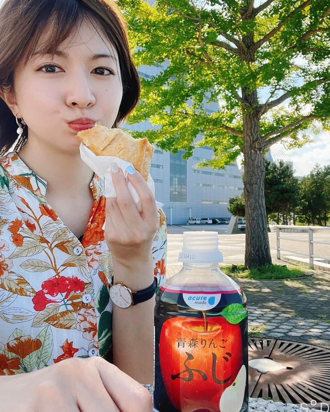 千葉真由佳さんのインスタグラム写真 - (千葉真由佳Instagram)「【青い海でアップルを食らう🍎】  最高のおやつタイムです。  青空の下、 青い海を眺めながら 好きなアップルパイと りんごジュース🥤  謎の無言もぐもぐ動画ですが！ どうしても後ろの三角の建物、 アスパムと一緒に撮りたかったんです😄 (すでに一口食べてるのは許してくださいね) りんごジュースもぐい飲みしてまれ〜  これは観光物産館で、 お土産買ったり 市内を一望しながらひと休みできる場所😚  この中で売っているチーズアップルパイが昔から好きで、地元にいる時からよく食べていました。  うまうま👍幸せだー！  ちょうどねぶた小屋が片付けられている最中でした。  時期が合わなくて 見ることはできなかったけど  また来年、必ず😊  #青森市グルメ#青森観光スポット #アスパム#アップルパイ#🍎 #赤い林檎#ぱむぱむ #りんごジュース#青森りんご #青森#青い海公園#おやつタイム #ぐいのみ #青森スイーツ #フリーアナウンサー#キャスター #tbsスパークル #千葉真由佳#弾丸旅行#帰省 #ねぶた小屋#また来年」8月26日 1時51分 - mayuka.chiba