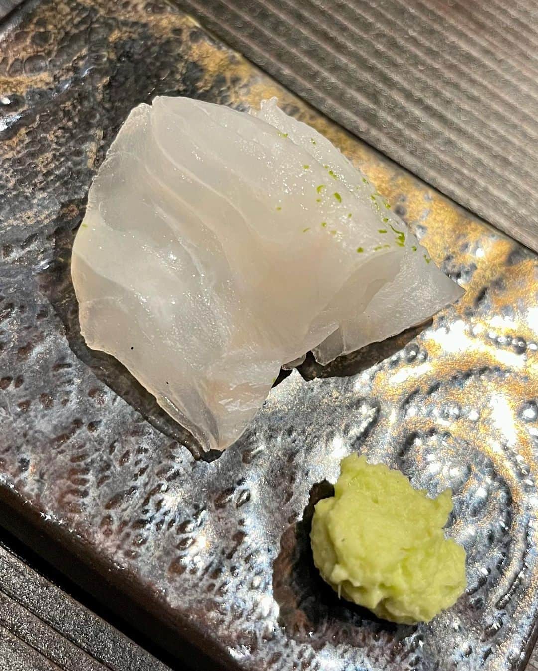 永岡怜子さんのインスタグラム写真 - (永岡怜子Instagram)「8月初旬に食べた新子🍣  青山の骨董通りにあるすし玲さん。2年ぶり。  現代アートに囲まれたお洒落な店内。 わいわい騒ぐような造りではないので、 上品に静かにお鮨を楽しめます。  器も綺麗だったり面白かったり。 殺傷能力高そうなトゲゾーの甲羅のような器も🐢 （写真最後）  あとお手洗いになんか スポンジボブみたいなやついたぞ？ これもアート？？🤔笑  ペアリングの日本酒は3つのお猪口で 飲み比べるスタイル。。。 お猪口が変わると味も変化して感じるらしいです💡  .  さてさて コースだったのですが 常軌を逸した少食の私に合わせて 途中から特別仕様に変更していただきました。  というか、あまりの少食さに 特別仕様にせざるを得なかったというか。。。笑  本当にお気遣いがありがたいですね。。。  お洒落な空間でお鮨を食みたい方へオススメなお店👌🏻 お値段もこの立地でこの内容なのに とてもありがたい設定です。 デートでもご褒美でも行きやすい✨  .  #酒乱のグルメ #たのしい隠居生活  #すし玲 #新子 #sushi #sushilovers #sashimi #sashimilover」8月26日 3時04分 - nagaoka_reiko