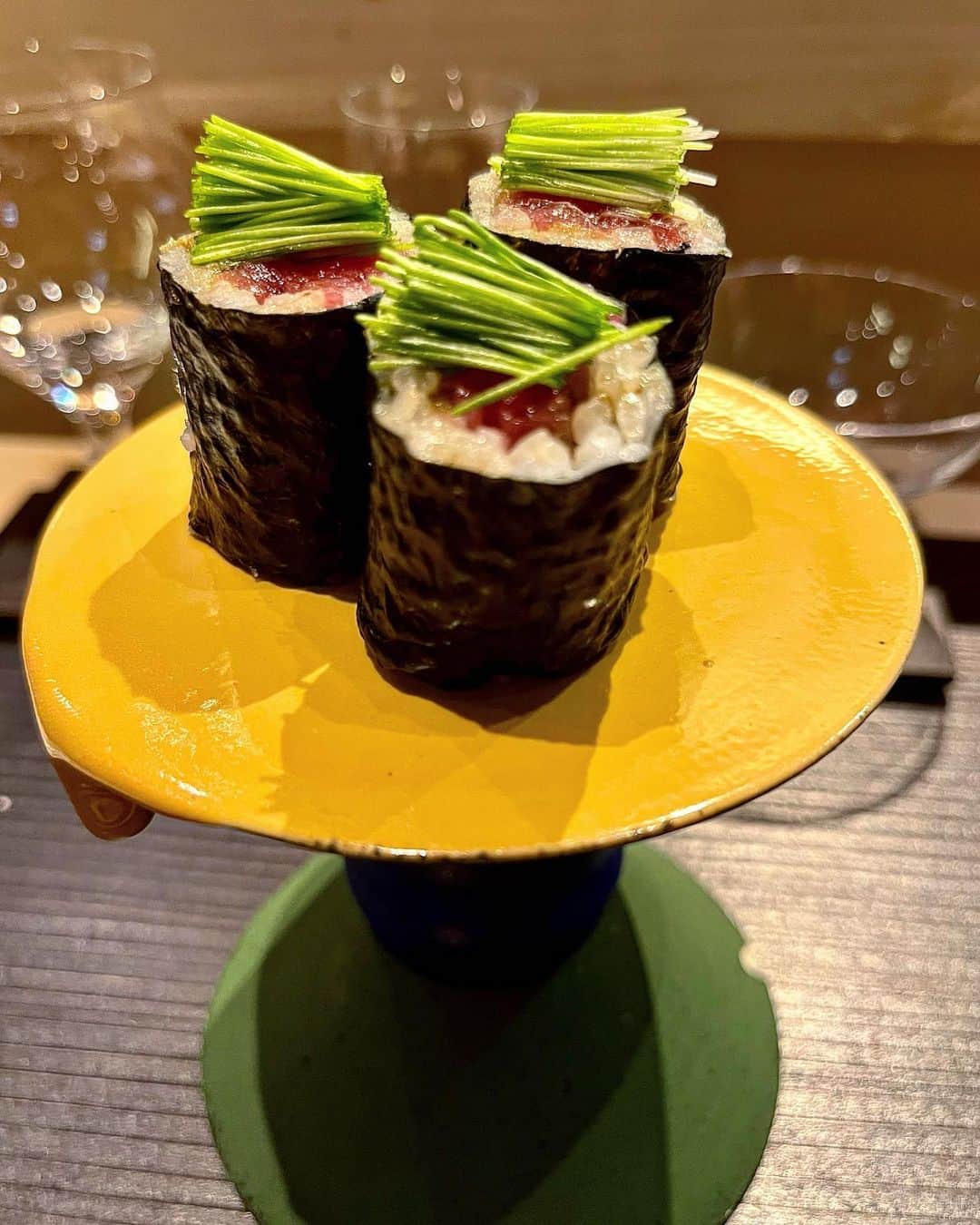 永岡怜子さんのインスタグラム写真 - (永岡怜子Instagram)「8月初旬に食べた新子🍣  青山の骨董通りにあるすし玲さん。2年ぶり。  現代アートに囲まれたお洒落な店内。 わいわい騒ぐような造りではないので、 上品に静かにお鮨を楽しめます。  器も綺麗だったり面白かったり。 殺傷能力高そうなトゲゾーの甲羅のような器も🐢 （写真最後）  あとお手洗いになんか スポンジボブみたいなやついたぞ？ これもアート？？🤔笑  ペアリングの日本酒は3つのお猪口で 飲み比べるスタイル。。。 お猪口が変わると味も変化して感じるらしいです💡  .  さてさて コースだったのですが 常軌を逸した少食の私に合わせて 途中から特別仕様に変更していただきました。  というか、あまりの少食さに 特別仕様にせざるを得なかったというか。。。笑  本当にお気遣いがありがたいですね。。。  お洒落な空間でお鮨を食みたい方へオススメなお店👌🏻 お値段もこの立地でこの内容なのに とてもありがたい設定です。 デートでもご褒美でも行きやすい✨  .  #酒乱のグルメ #たのしい隠居生活  #すし玲 #新子 #sushi #sushilovers #sashimi #sashimilover」8月26日 3時04分 - nagaoka_reiko