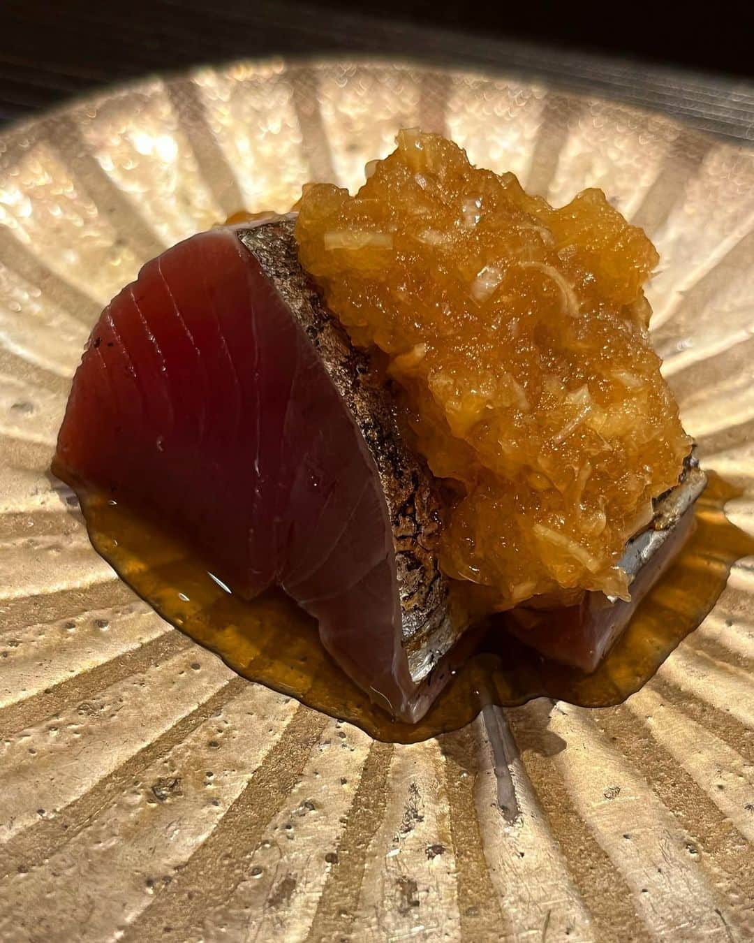 永岡怜子さんのインスタグラム写真 - (永岡怜子Instagram)「8月初旬に食べた新子🍣  青山の骨董通りにあるすし玲さん。2年ぶり。  現代アートに囲まれたお洒落な店内。 わいわい騒ぐような造りではないので、 上品に静かにお鮨を楽しめます。  器も綺麗だったり面白かったり。 殺傷能力高そうなトゲゾーの甲羅のような器も🐢 （写真最後）  あとお手洗いになんか スポンジボブみたいなやついたぞ？ これもアート？？🤔笑  ペアリングの日本酒は3つのお猪口で 飲み比べるスタイル。。。 お猪口が変わると味も変化して感じるらしいです💡  .  さてさて コースだったのですが 常軌を逸した少食の私に合わせて 途中から特別仕様に変更していただきました。  というか、あまりの少食さに 特別仕様にせざるを得なかったというか。。。笑  本当にお気遣いがありがたいですね。。。  お洒落な空間でお鮨を食みたい方へオススメなお店👌🏻 お値段もこの立地でこの内容なのに とてもありがたい設定です。 デートでもご褒美でも行きやすい✨  .  #酒乱のグルメ #たのしい隠居生活  #すし玲 #新子 #sushi #sushilovers #sashimi #sashimilover」8月26日 3時04分 - nagaoka_reiko